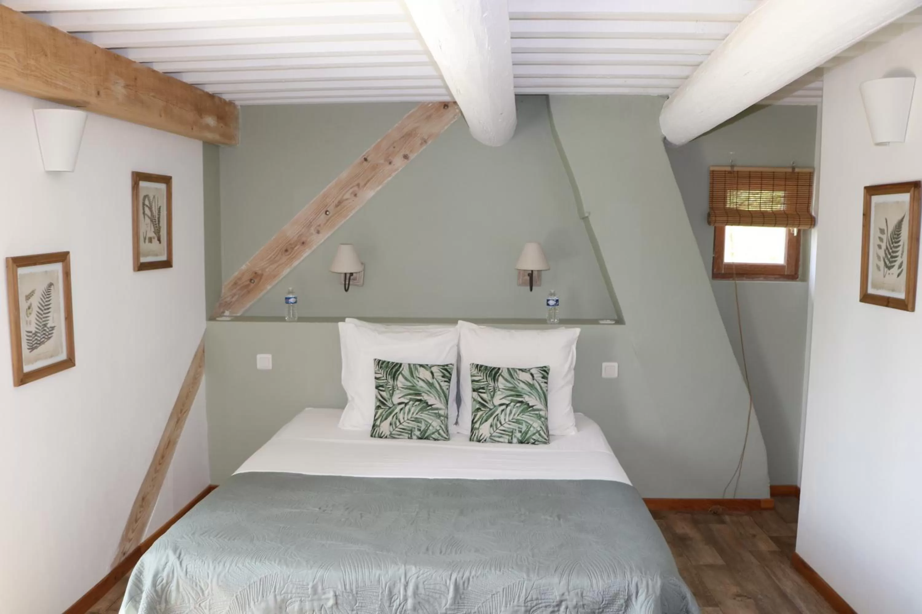 Bed in Le Mas des Cerisiers JACUZZI et SAUNA inclus pour tous les logements