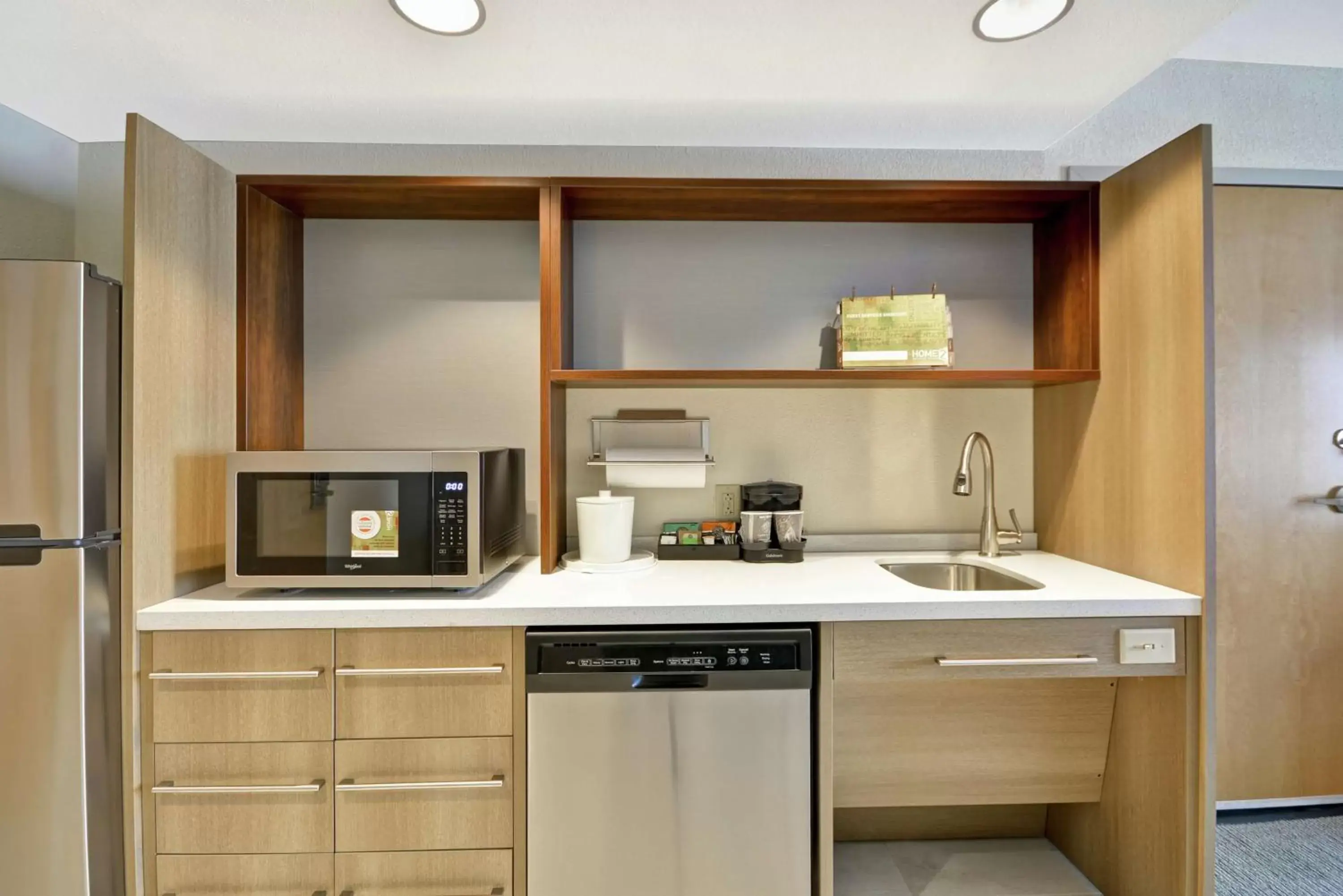 Kitchen or kitchenette, Kitchen/Kitchenette in Home2 Suites By Hilton Portland Airport
