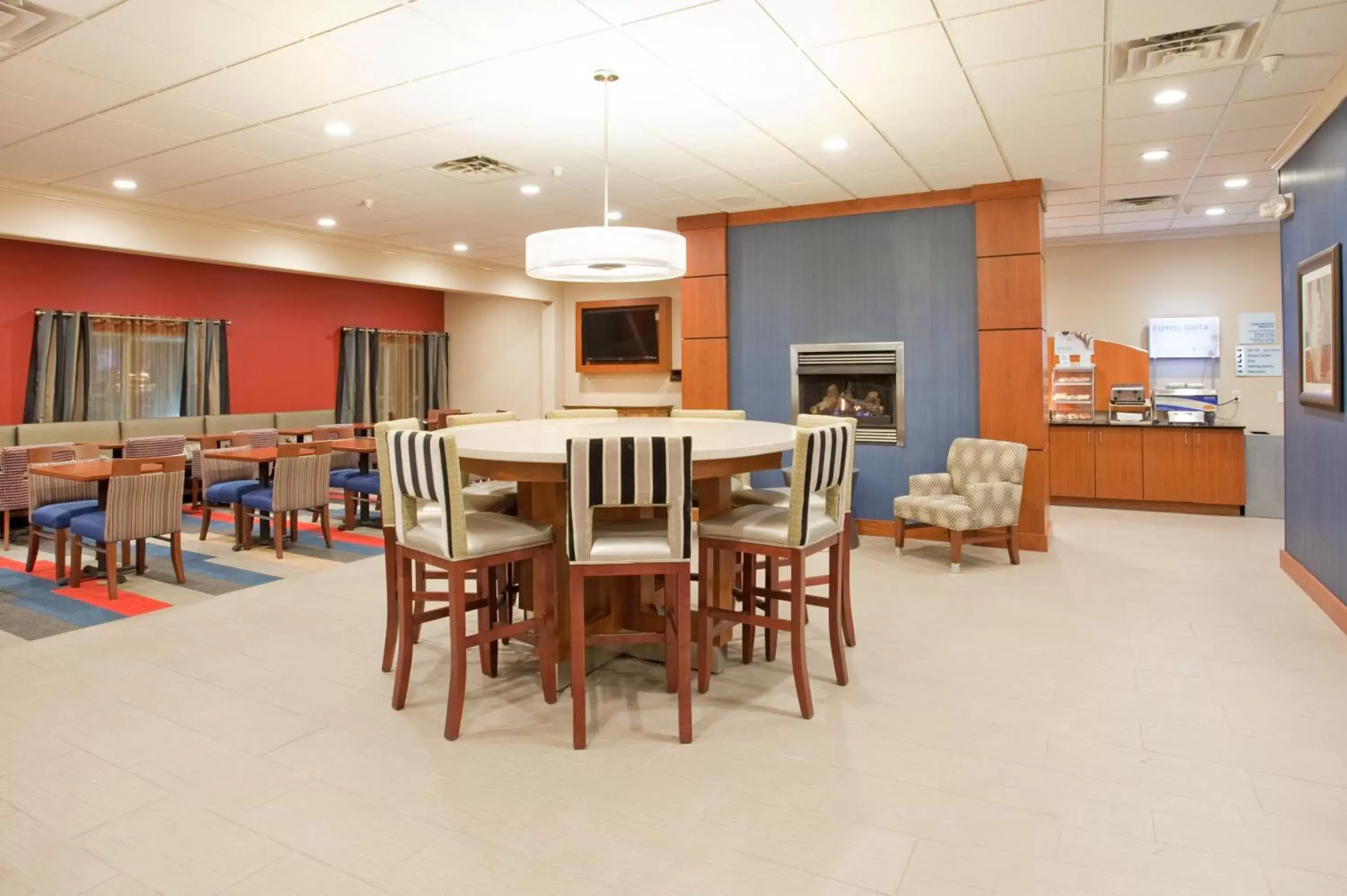 Property building, Restaurant/Places to Eat in Holiday Inn Express Hotel & Suites Beatrice