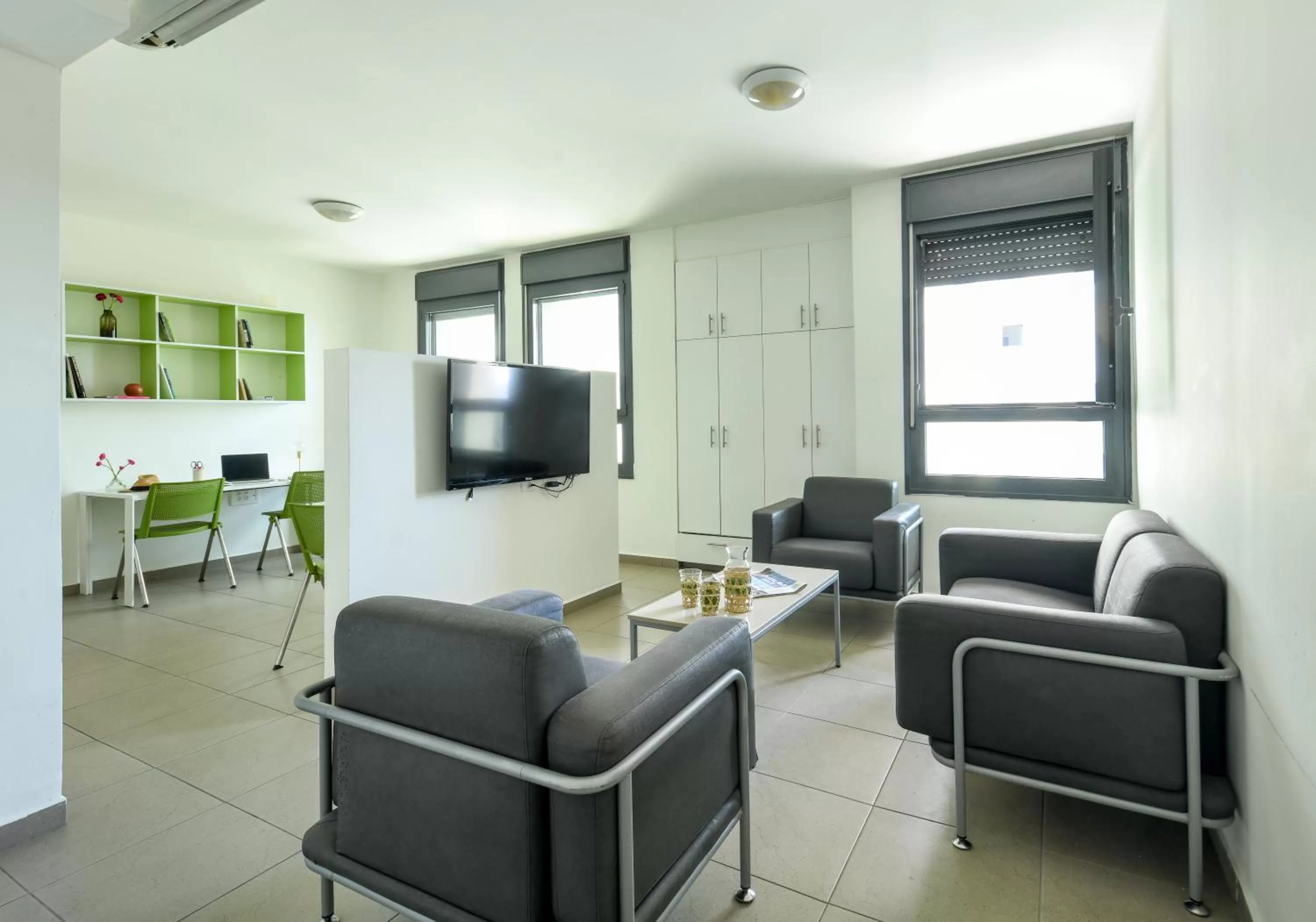 Communal lounge/ TV room in דירות גני תערוכה - TLV university apartments near Expo by Sea N' Rent