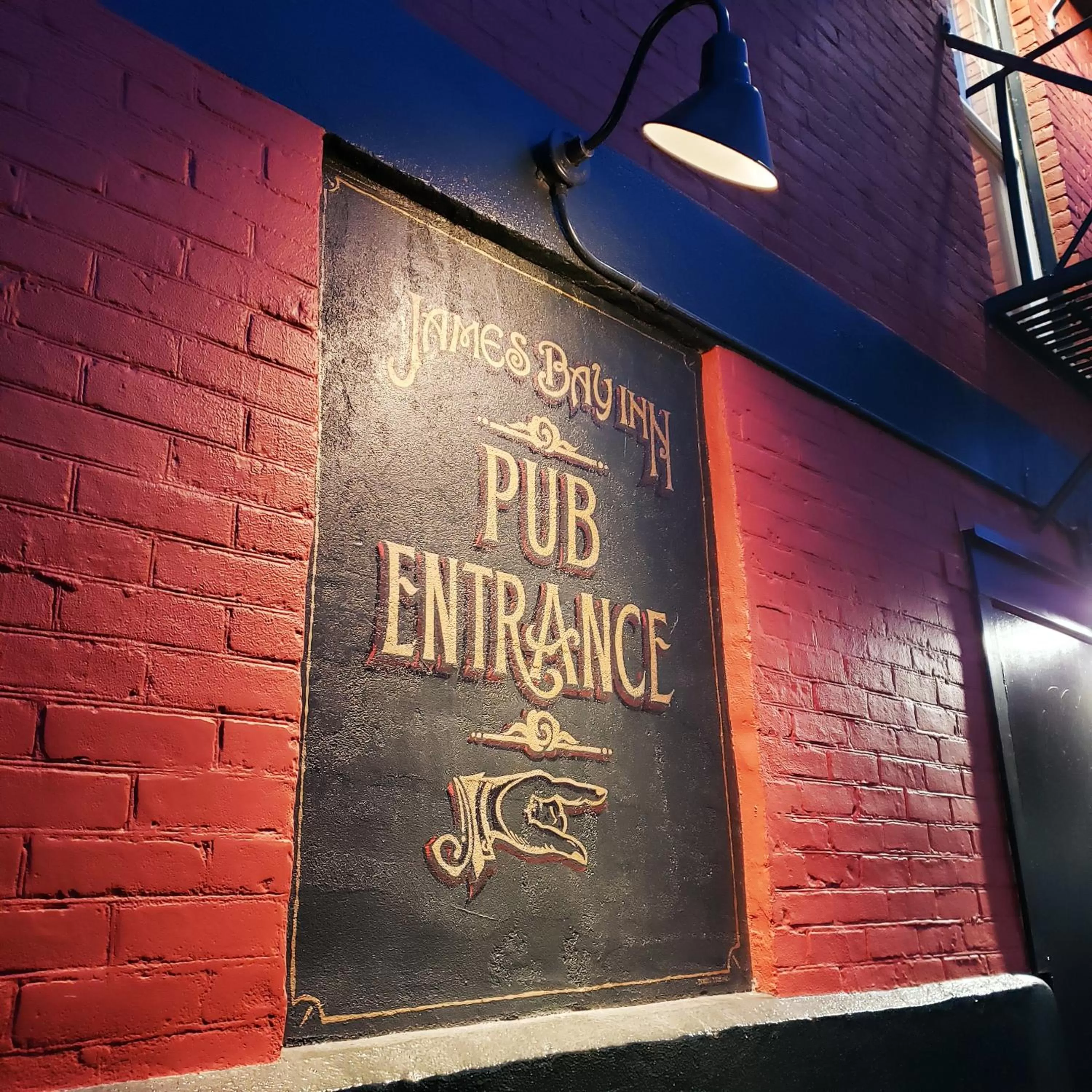 Food and drinks in James Bay Inn Hotel, Suites & Cottage