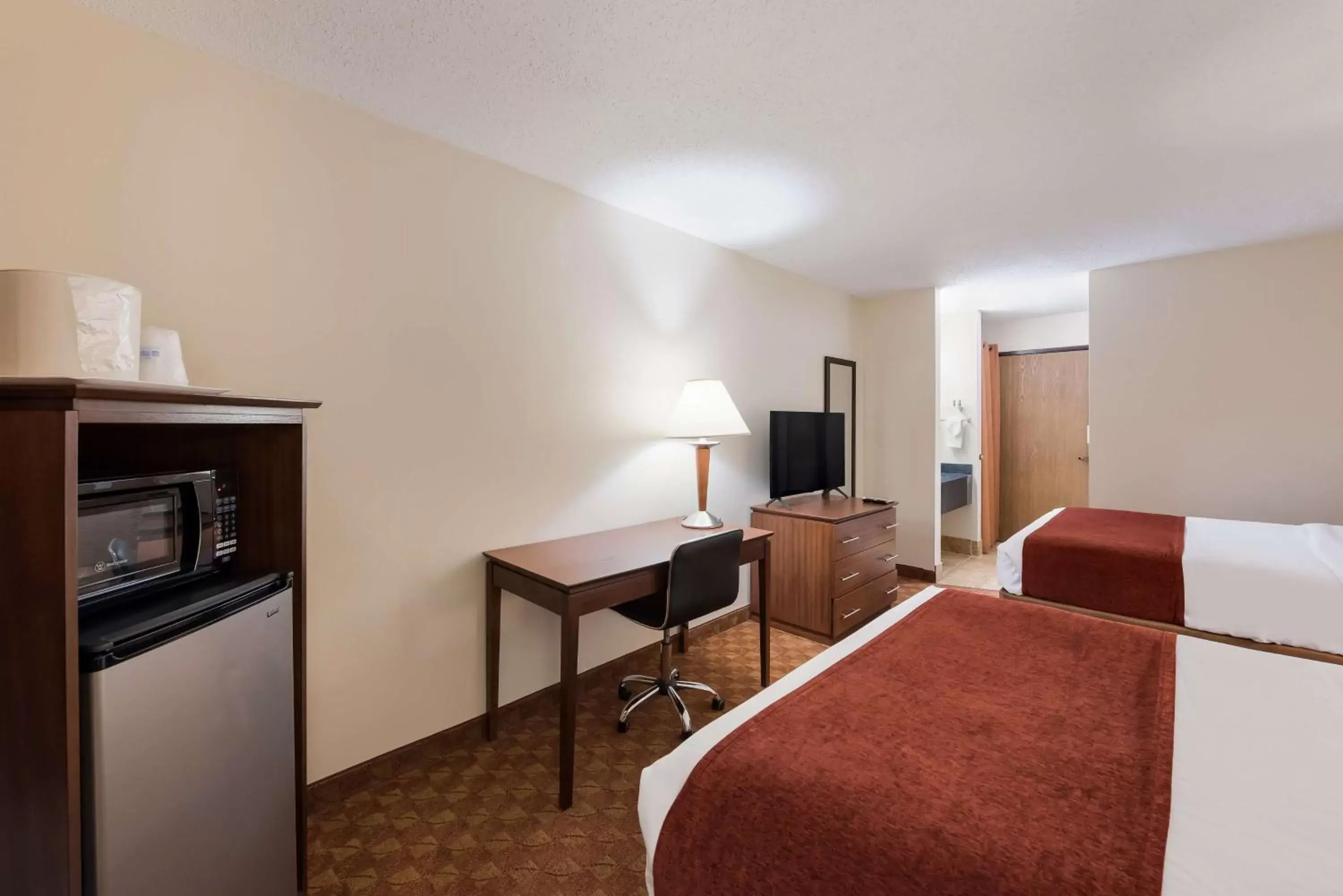 Bedroom, Bed in Best Western Lakewood Inn