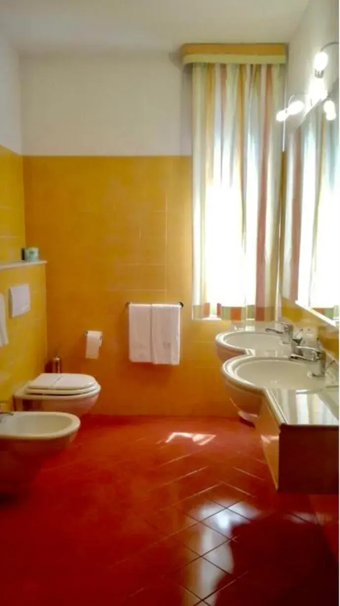 Bathroom in Hotel Matteotti