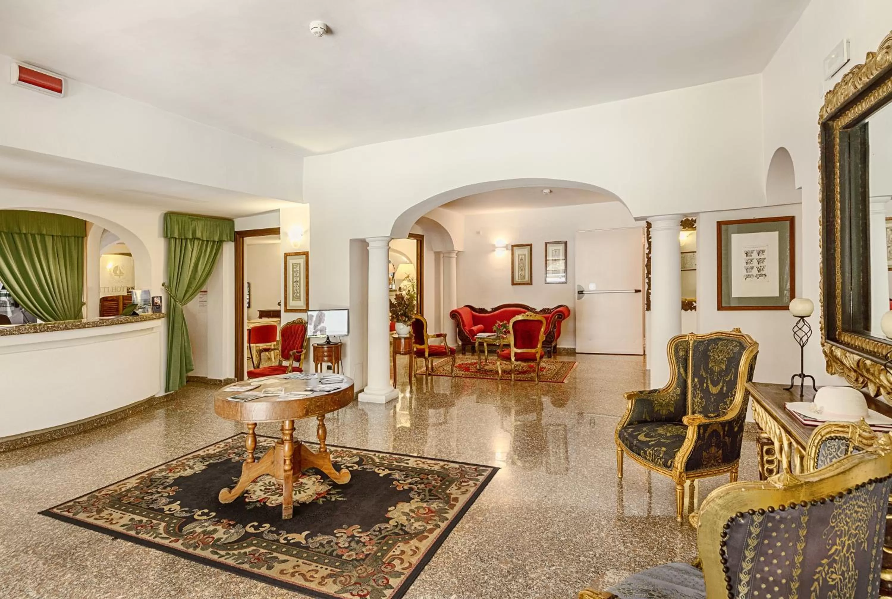 Lobby or reception in Colonna Palace Hotel Mediterraneo