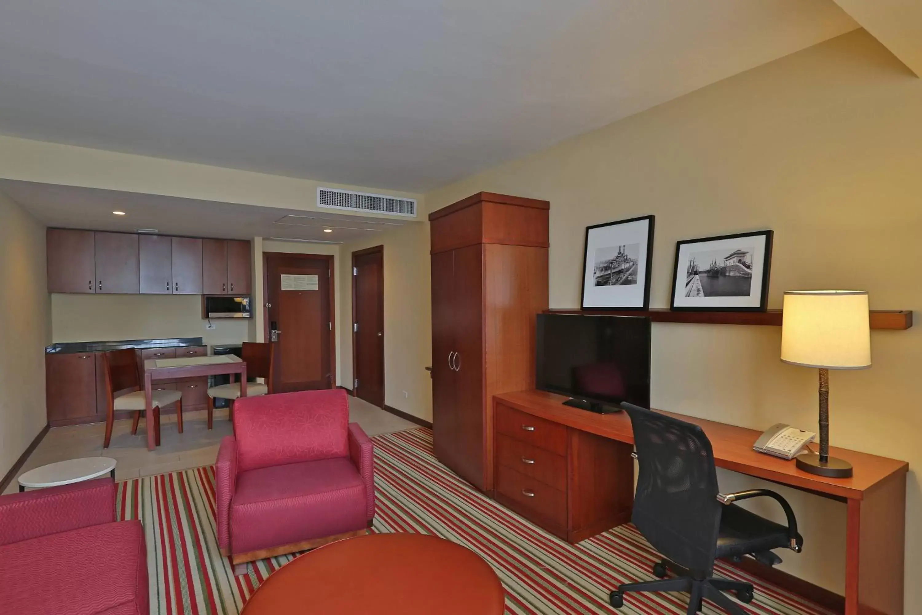 Living room, TV/Entertainment Center in Courtyard by Marriott Panama Multiplaza Mall