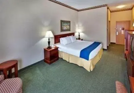 Bed in Holiday Inn Express & Suites Clinton, an IHG Hotel