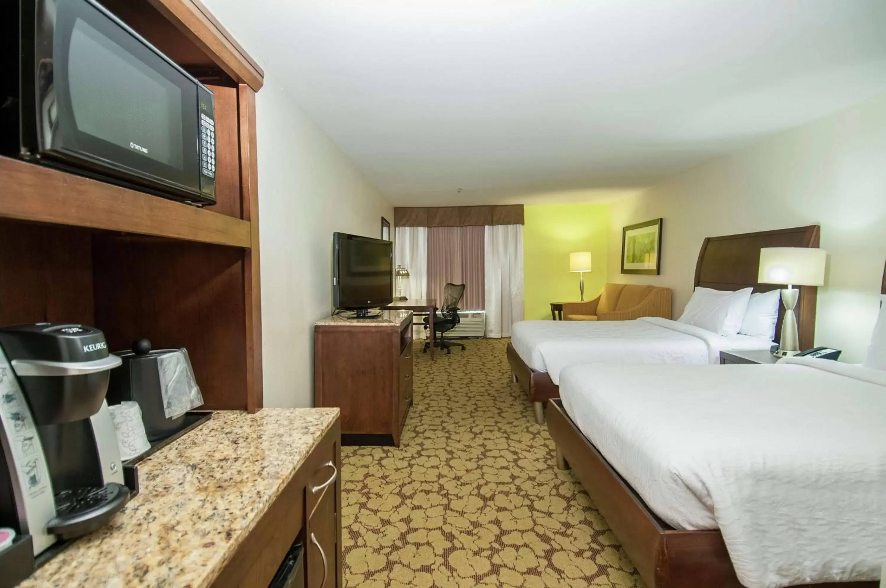 Bedroom, TV/Entertainment Center in Hilton Garden Inn New Orleans Airport