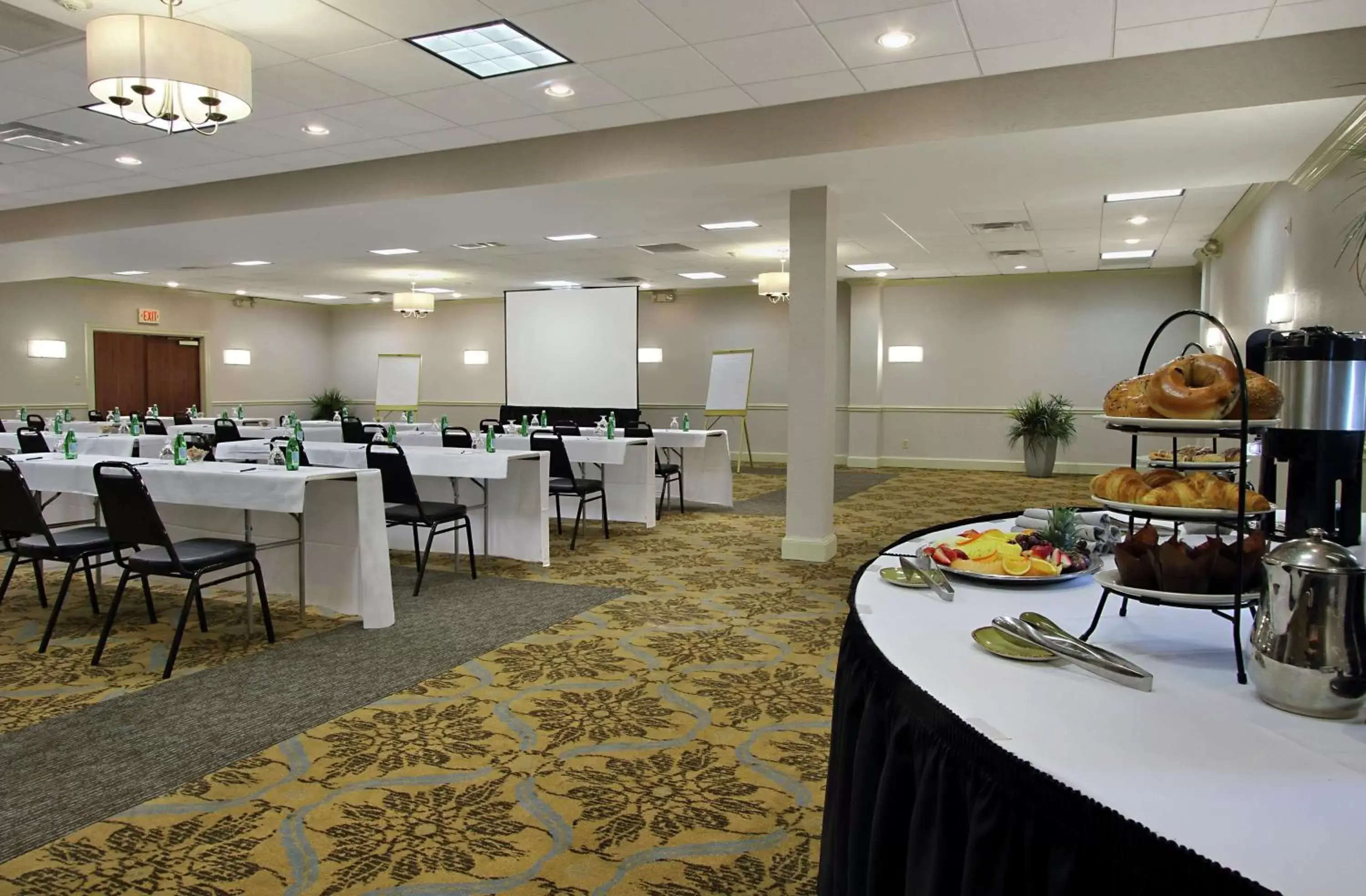 Meeting/conference room, Restaurant/Places to Eat in DoubleTree by Hilton Mahwah