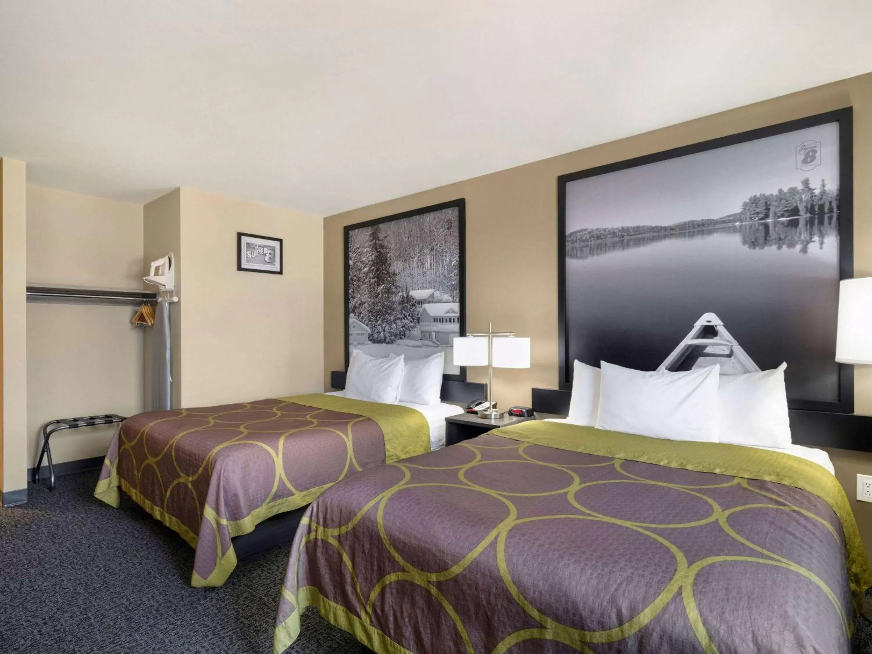 Photo of the whole room, Bed in Super 8 by Wyndham Moosonee