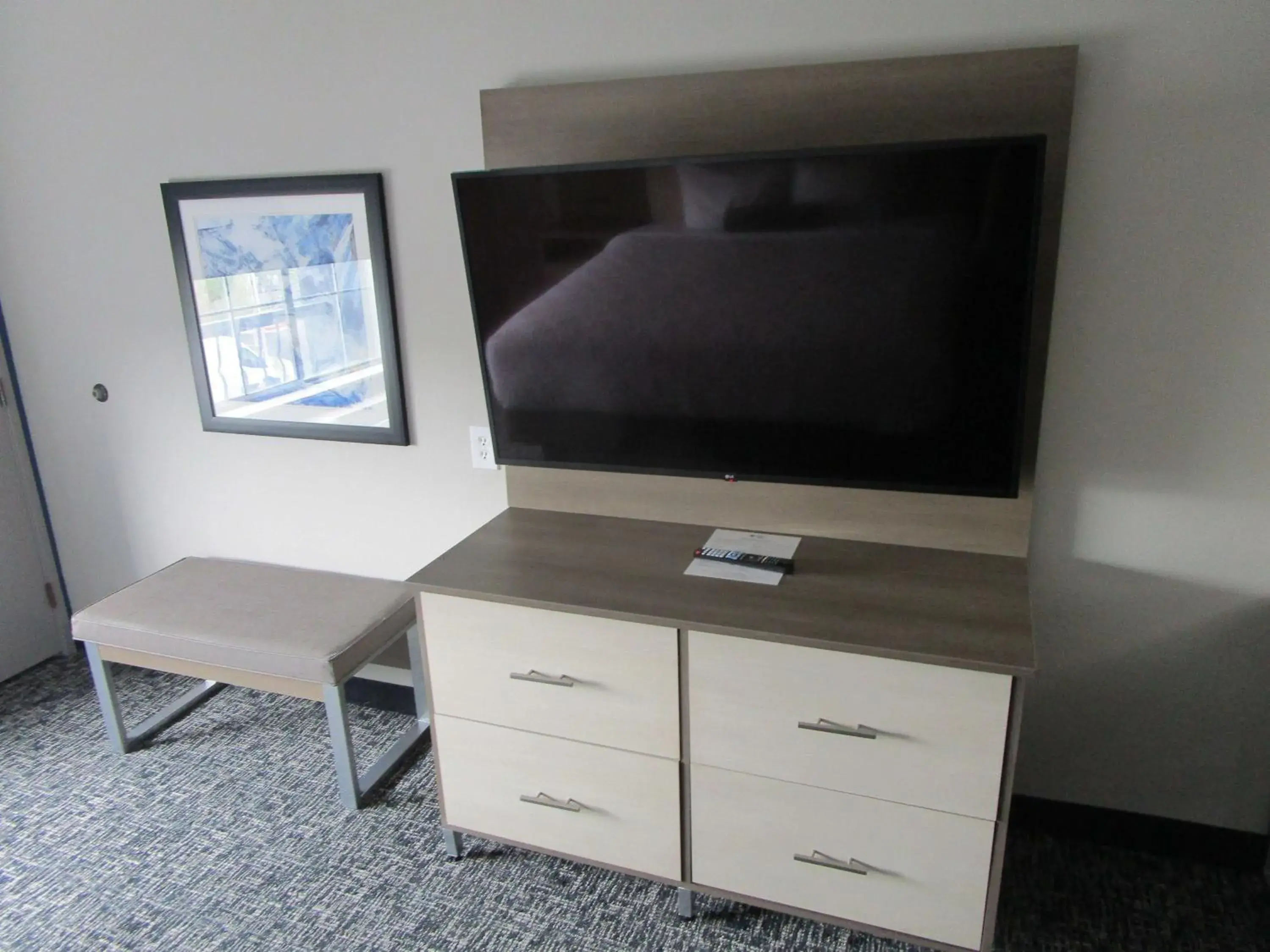 Bedroom, TV/Entertainment Center in Best Western Plus Oklahoma City Northwest Inn & Suites