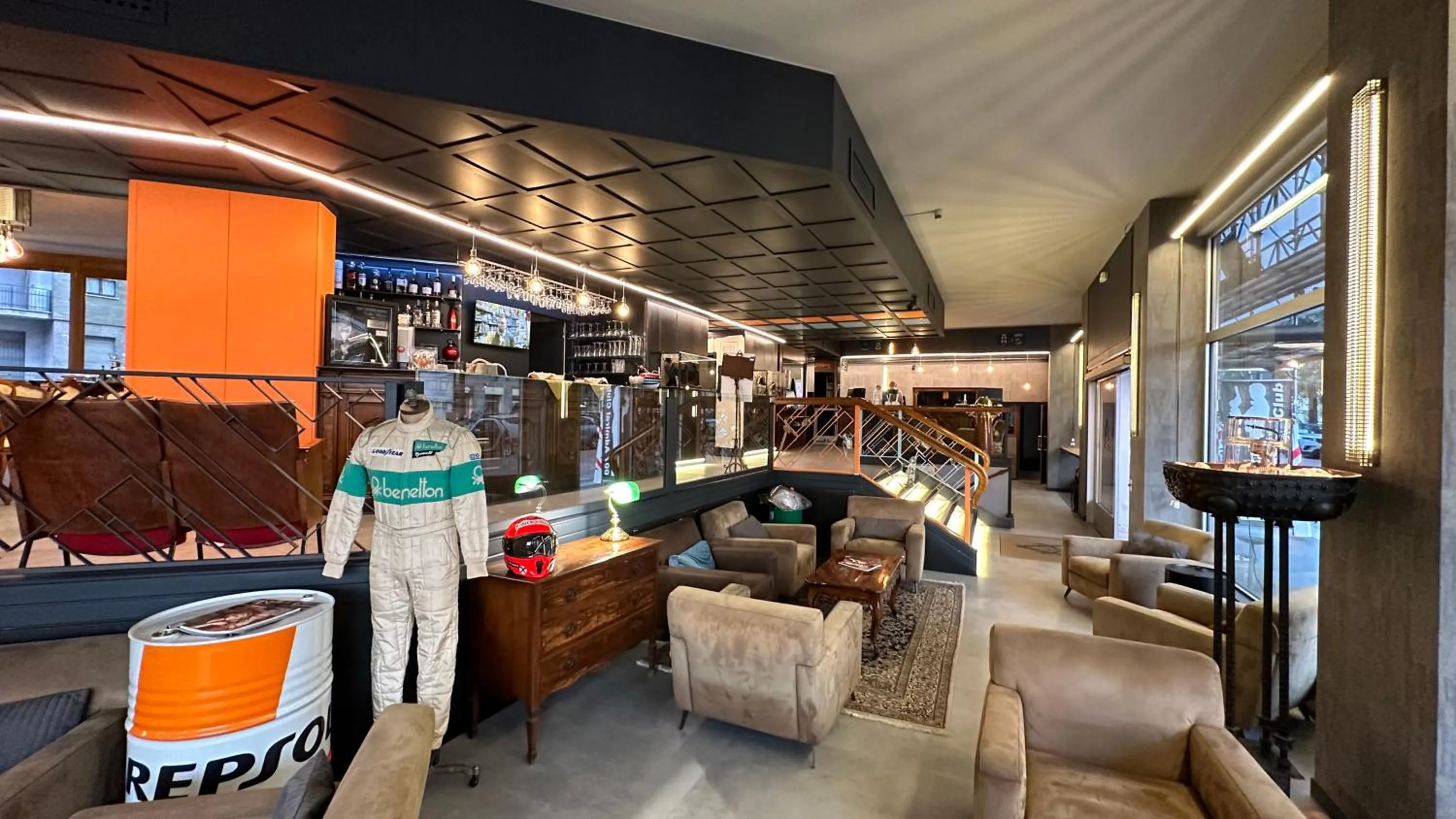 Communal lounge/ TV room in Admiral Hotel