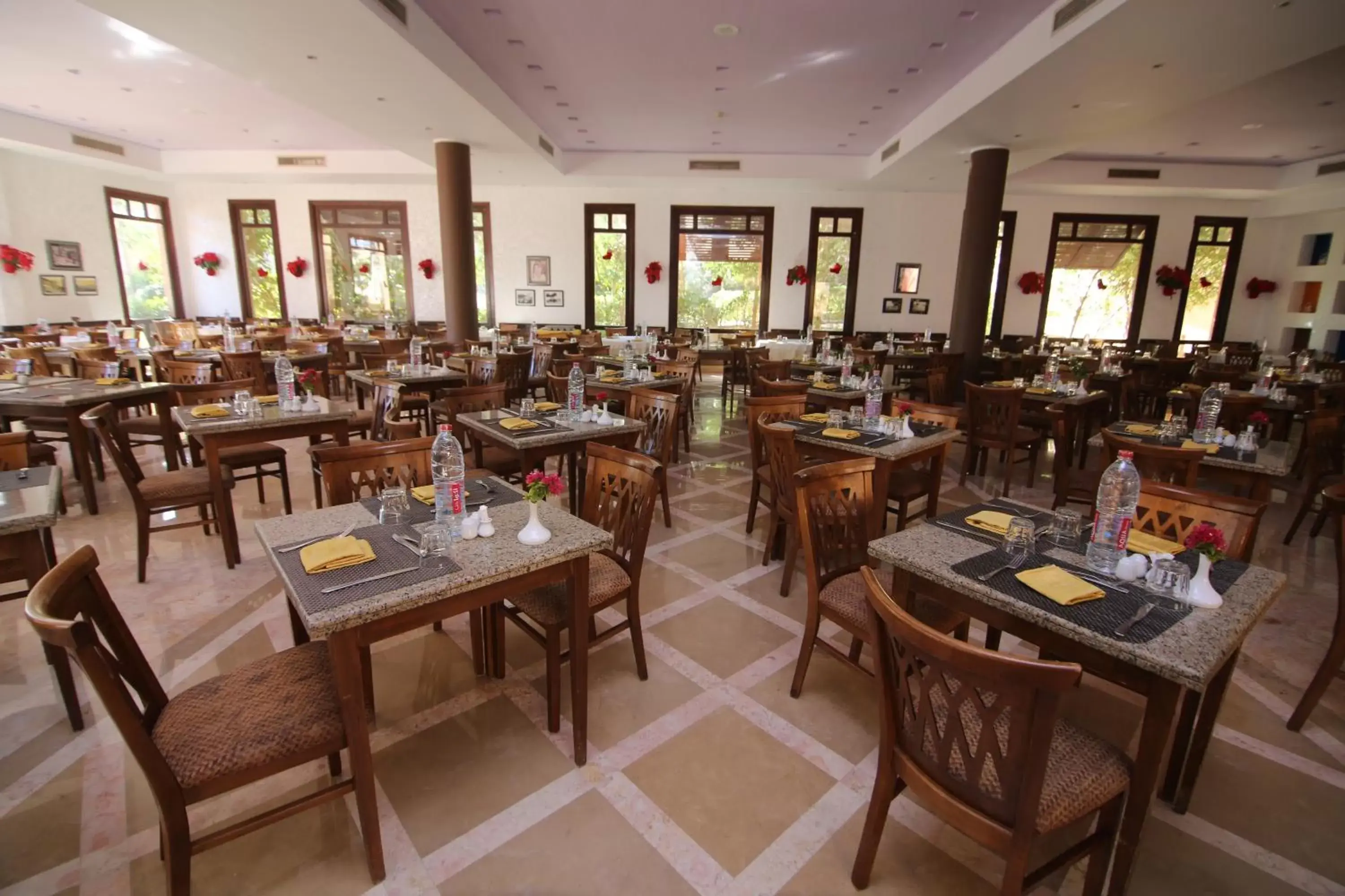 Restaurant/Places to Eat in Tamra Beach Resort