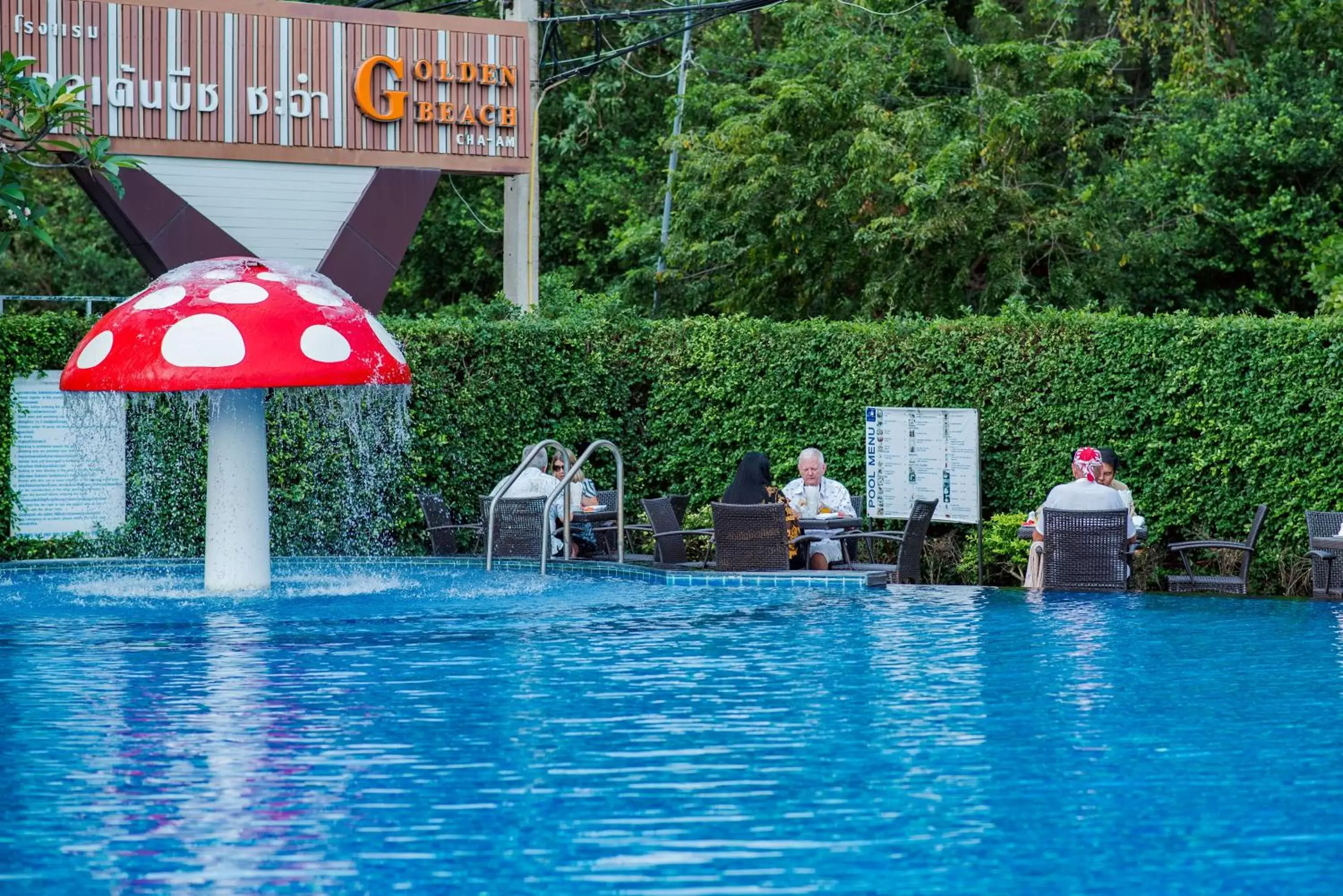 Swimming pool in Golden Beach Cha-Am Hotel