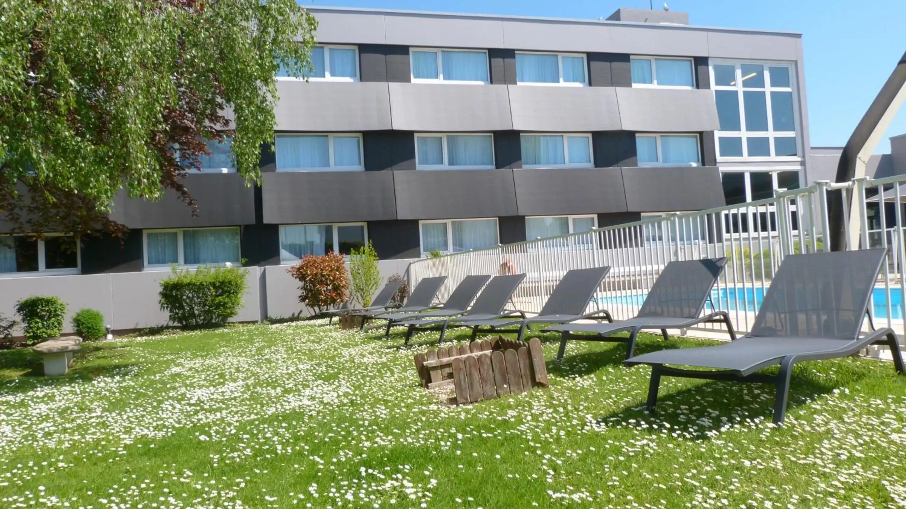 Patio, Property Building in Novotel Caen Côte de Nacre