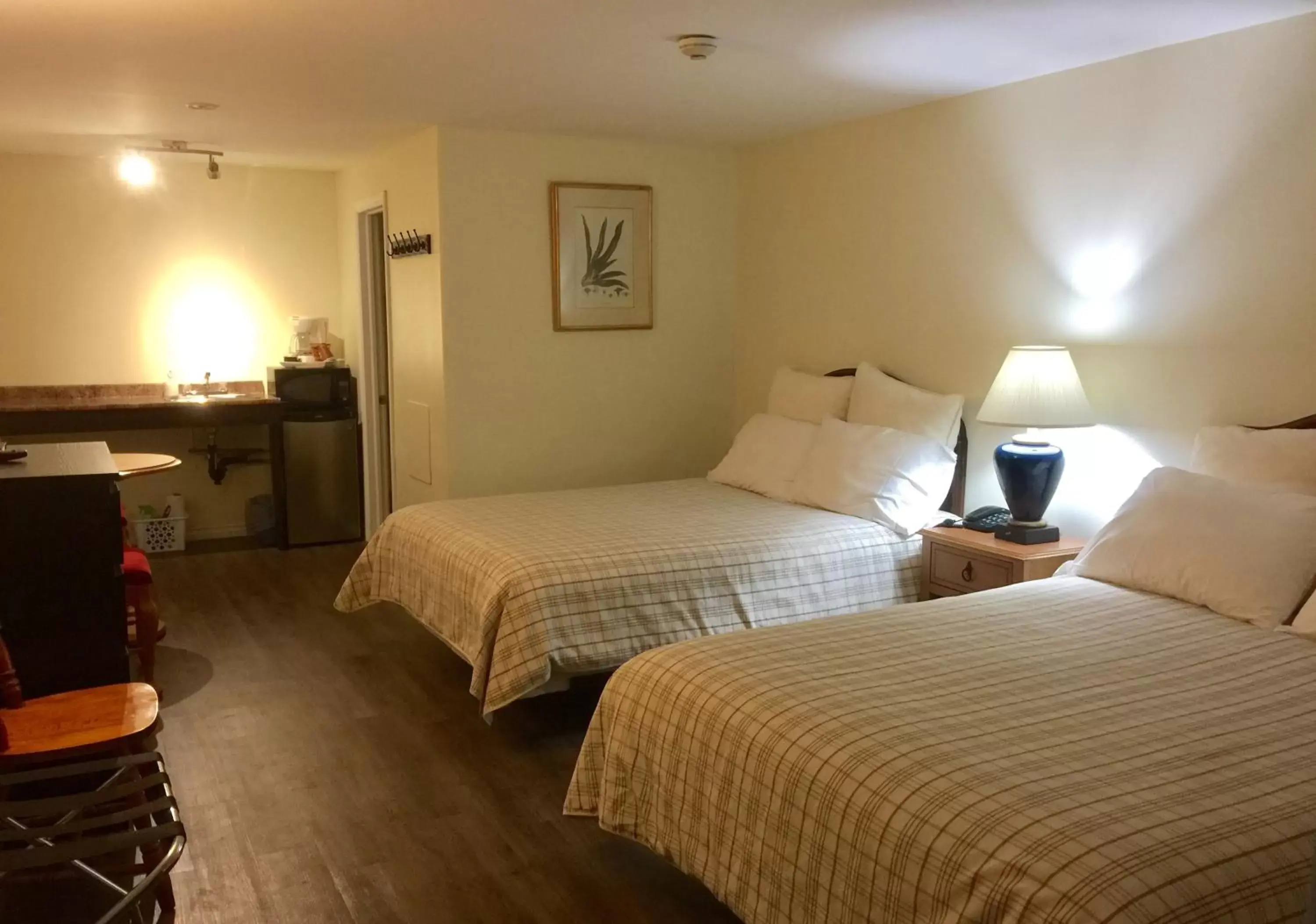 Bedroom, Bed in Lakeside Inn