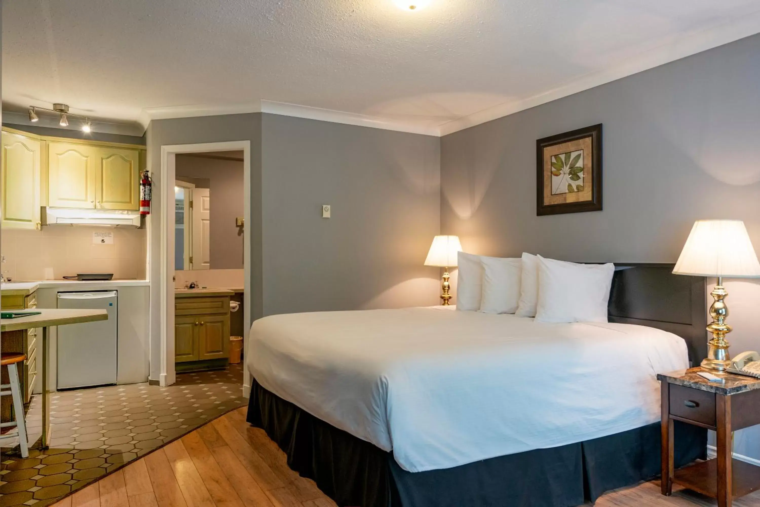 Bathroom, Bed in Tiki Shores Inn & Suites