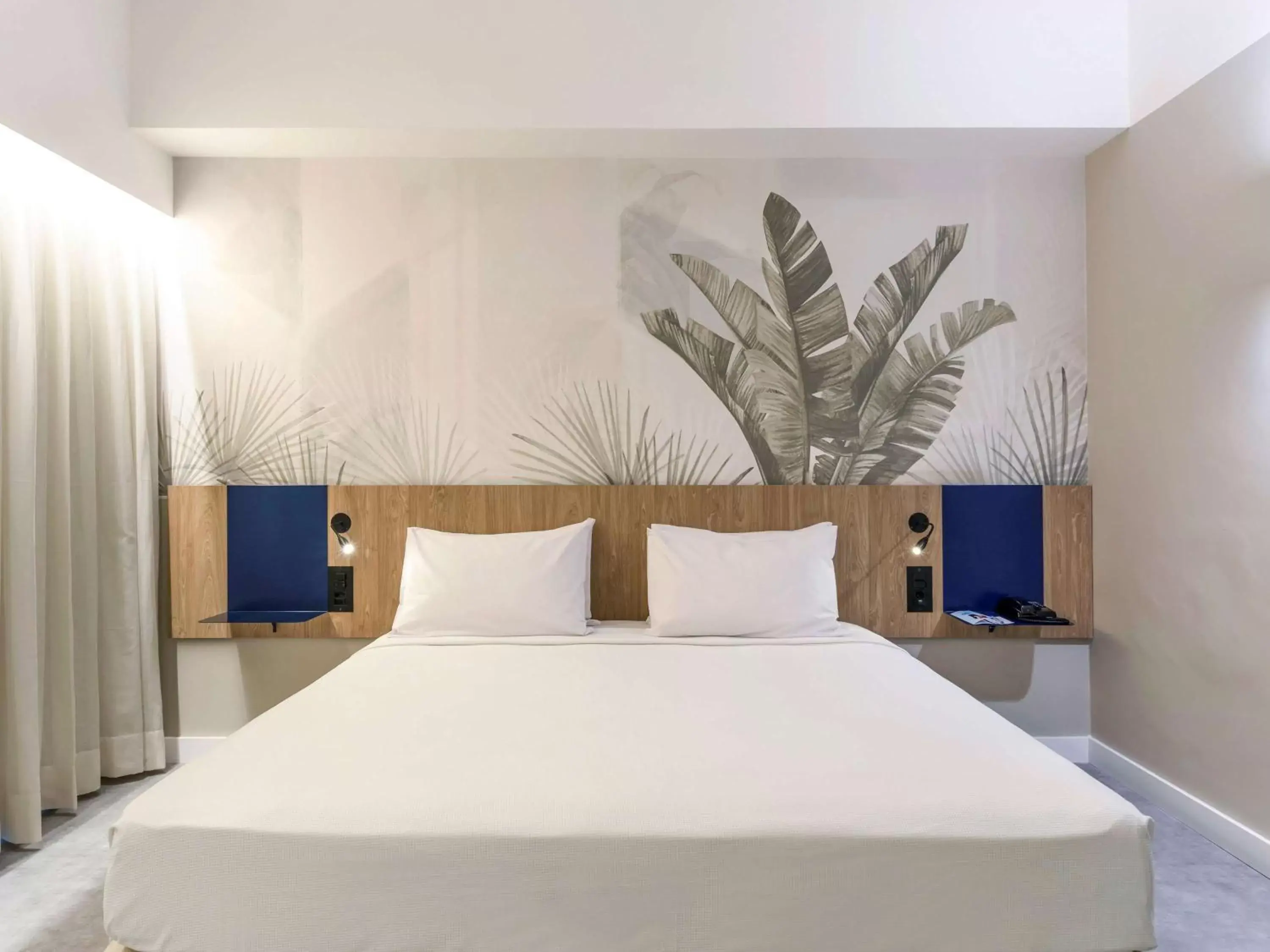 Property building, Bed in Novotel Salvador Rio Vermelho