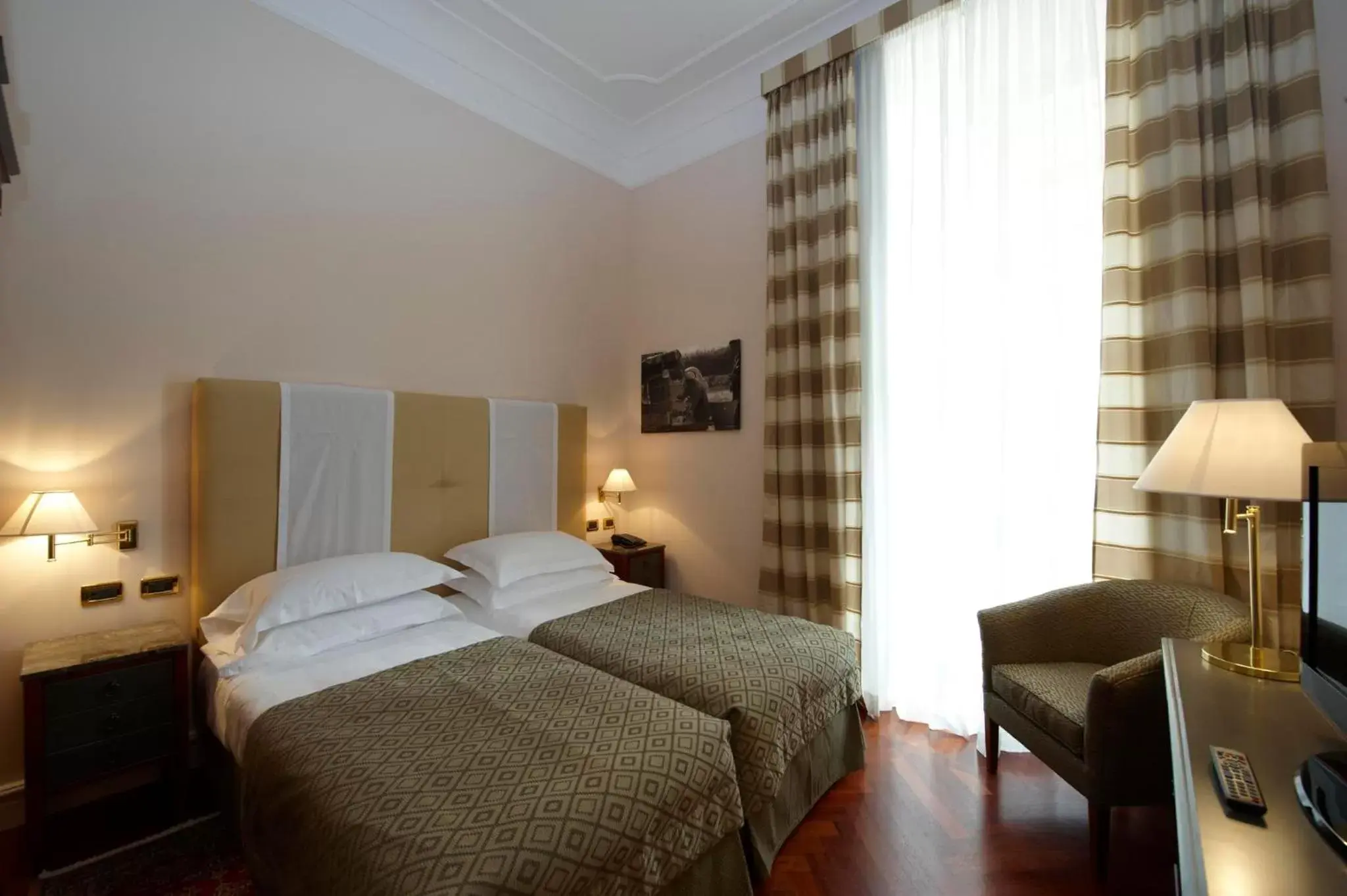 Photo of the whole room, Bed in Grand Hotel Piazza Borsa