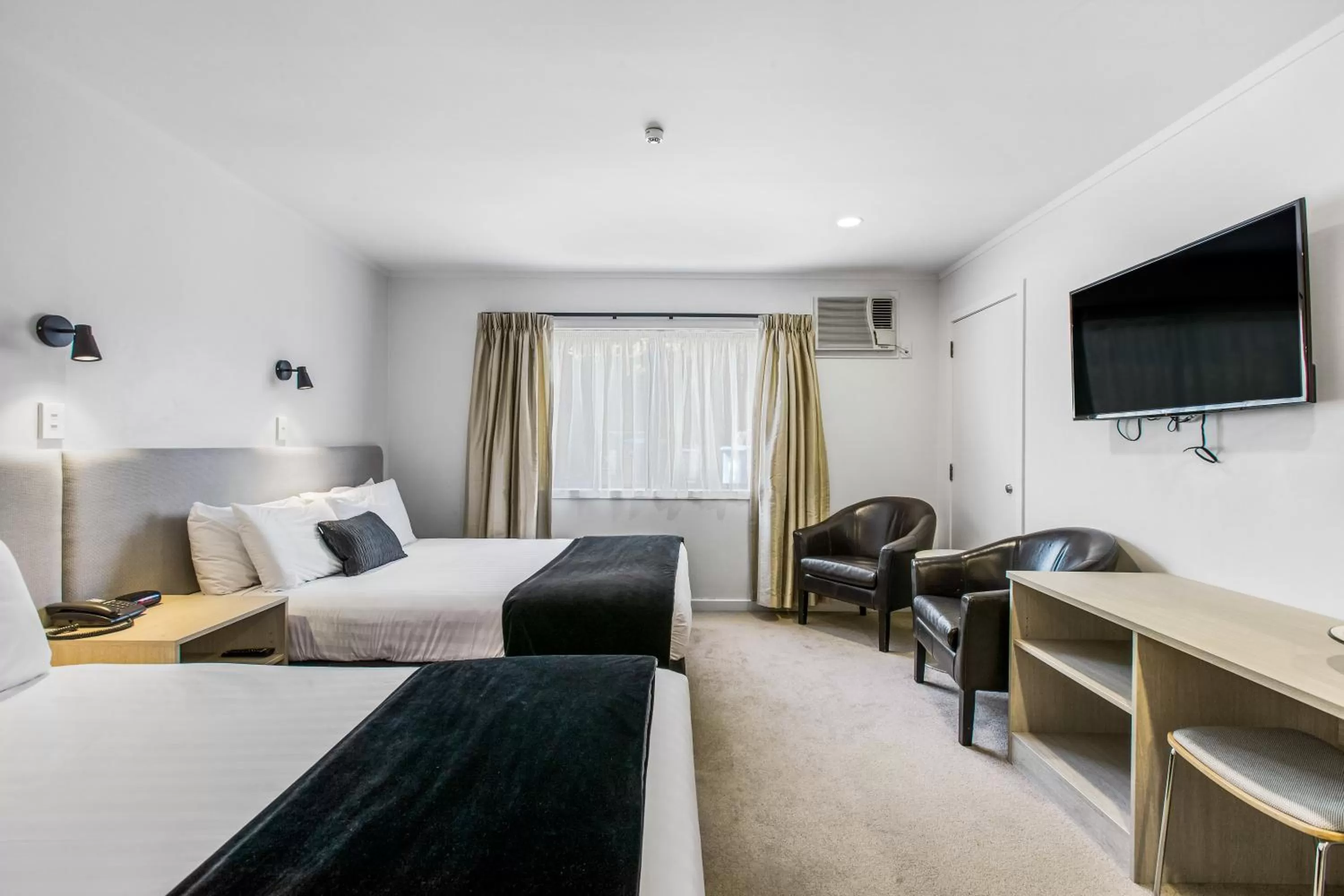 Photo of the whole room, Bed in The Surrey Hotel