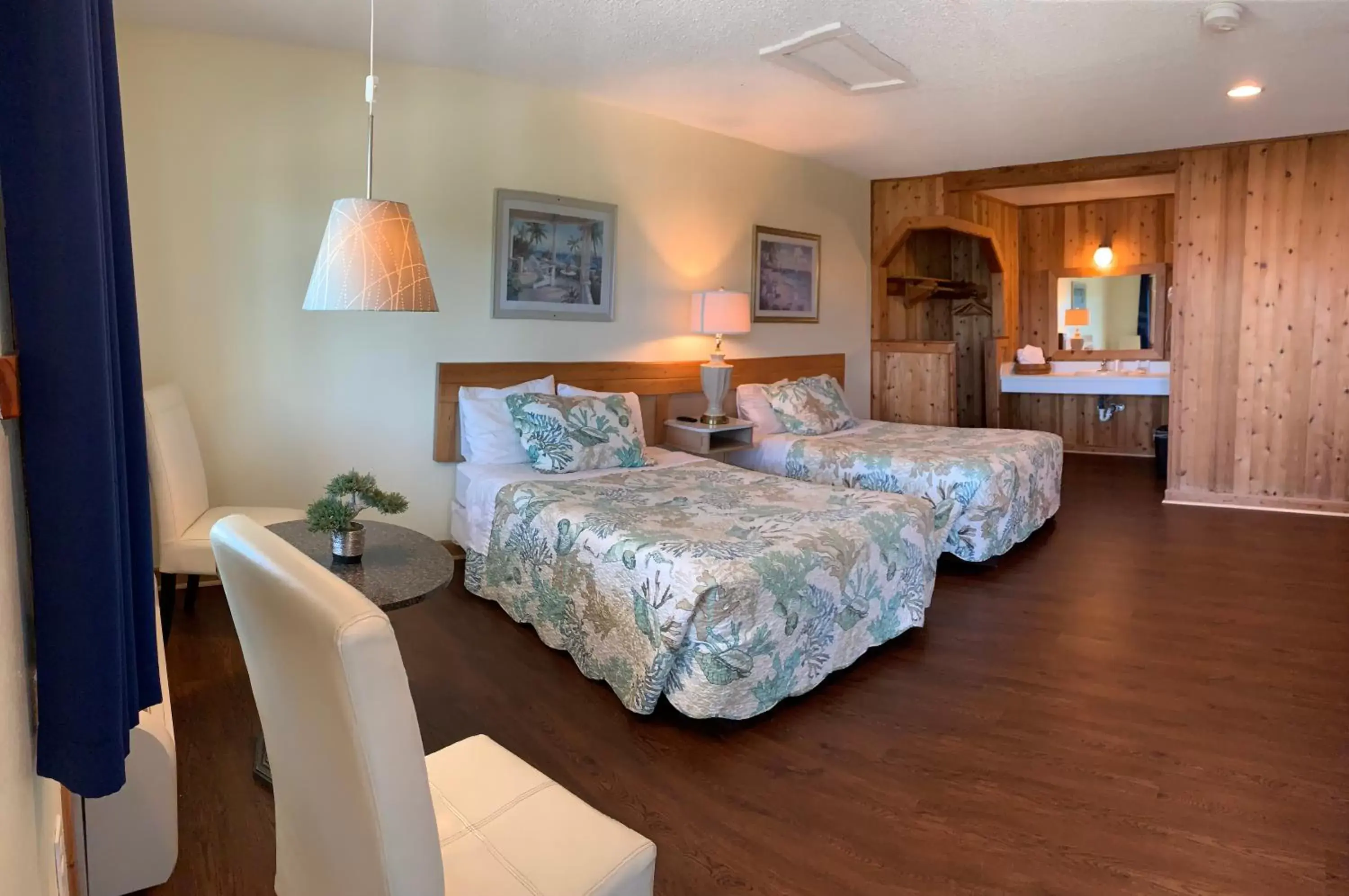 Photo of the whole room, Bed in Cape Pines Motel