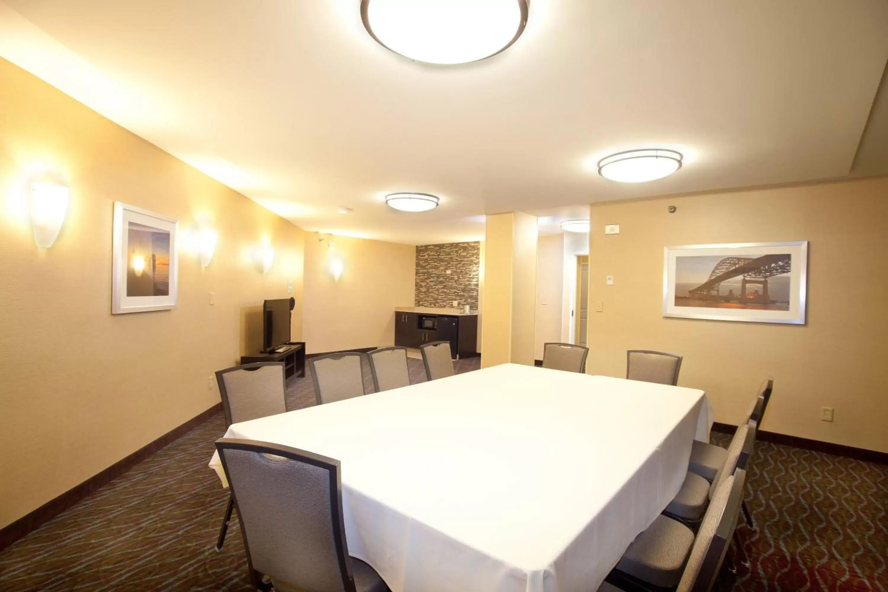 Meeting/conference room in Holiday Inn & Suites Duluth-Downtown, an IHG Hotel