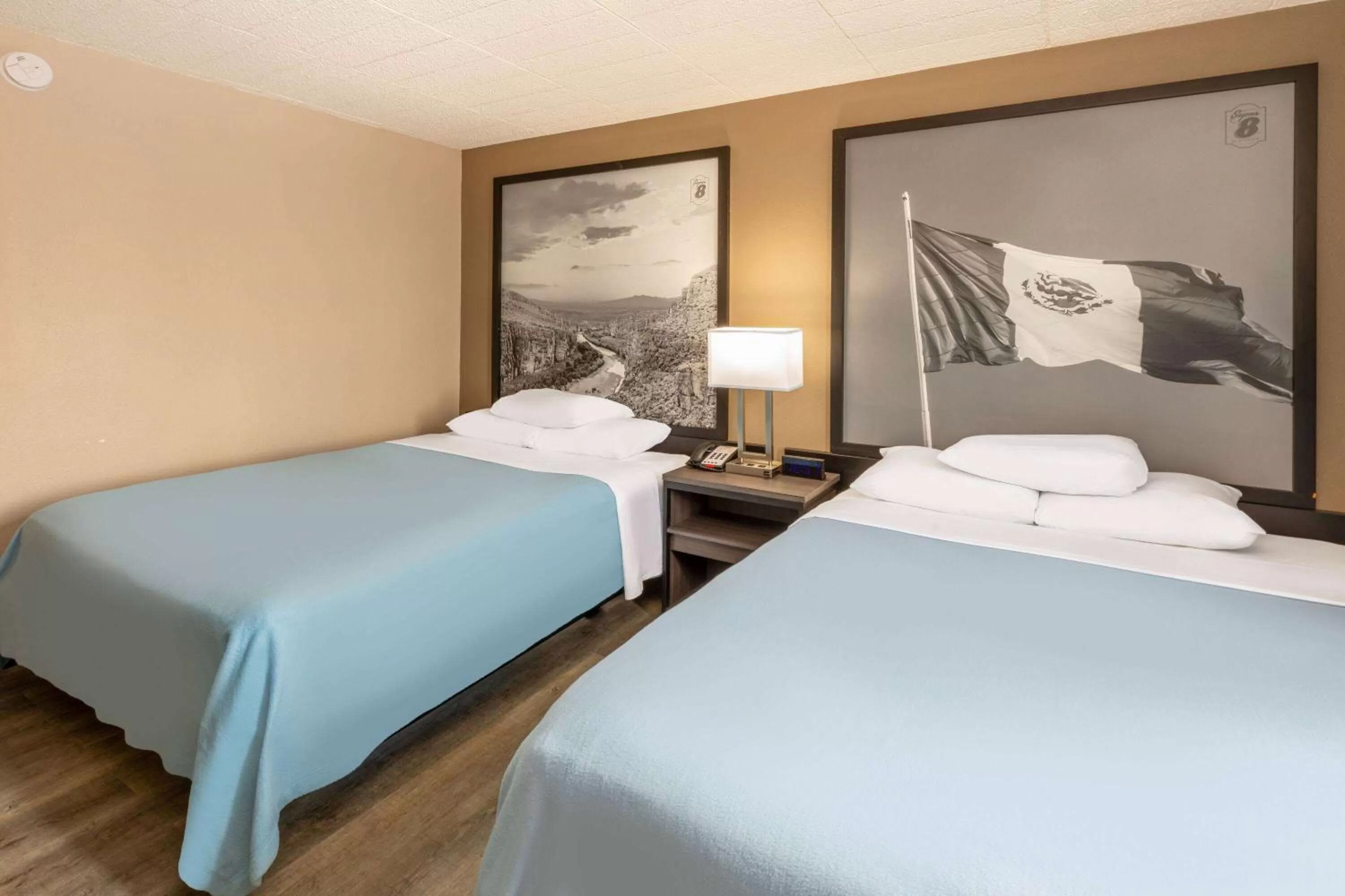 Photo of the whole room, Bed in Super 8 by Wyndham Laredo