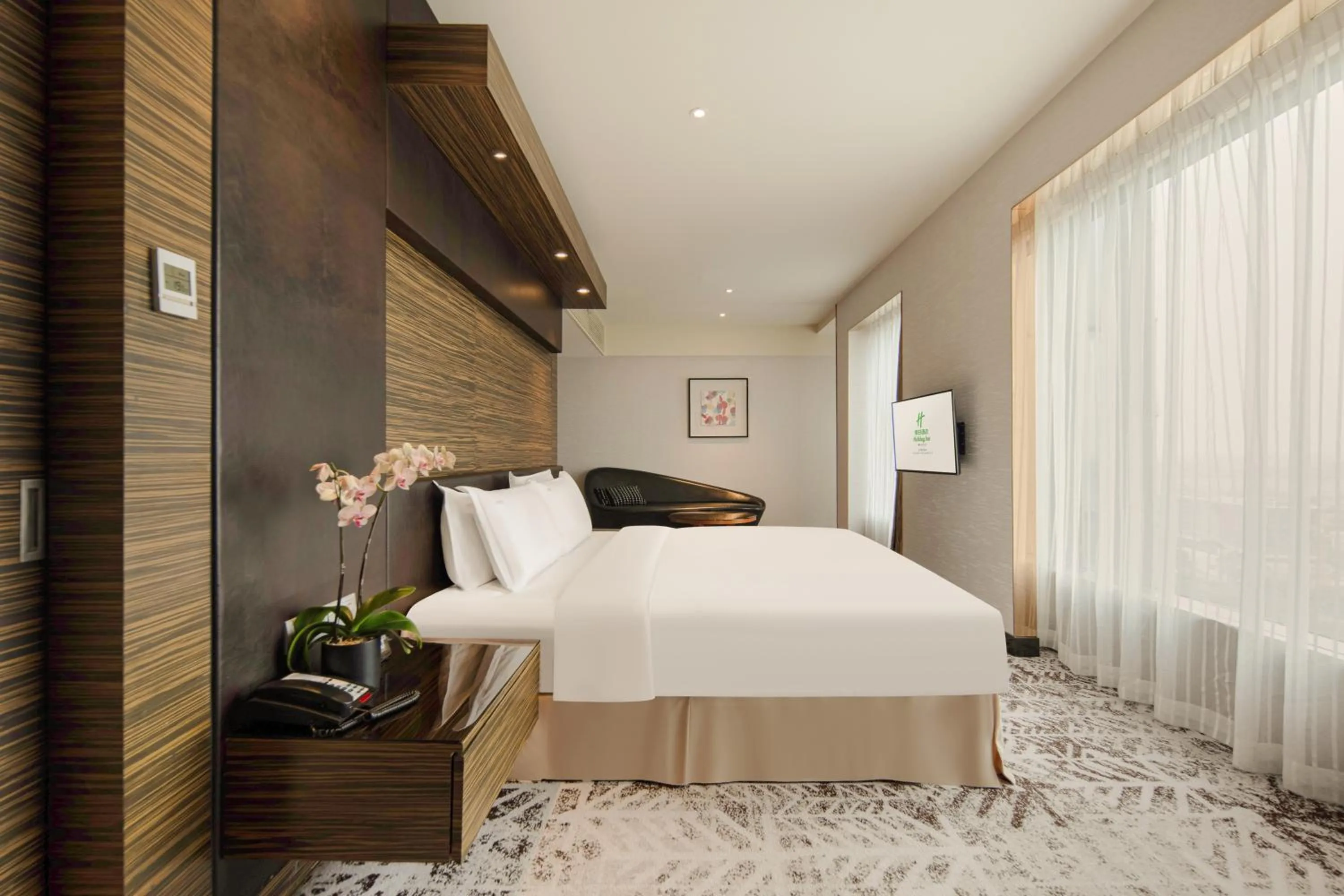 Photo of the whole room, Bed in Holiday Inn Shanghai Hongqiao West by IHG