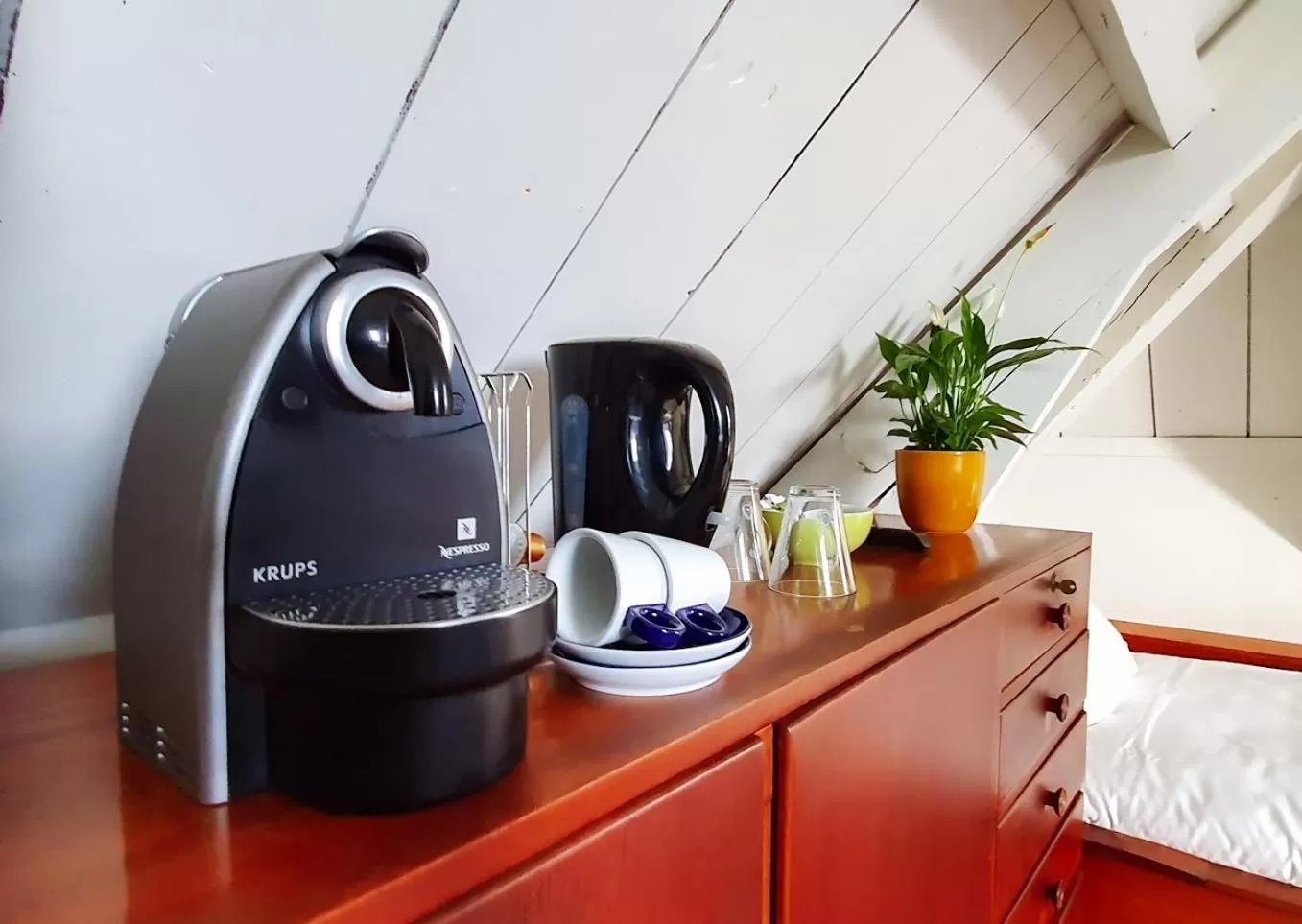 Coffee/tea facilities, Kitchen/Kitchenette in Hotel Anne-Klare