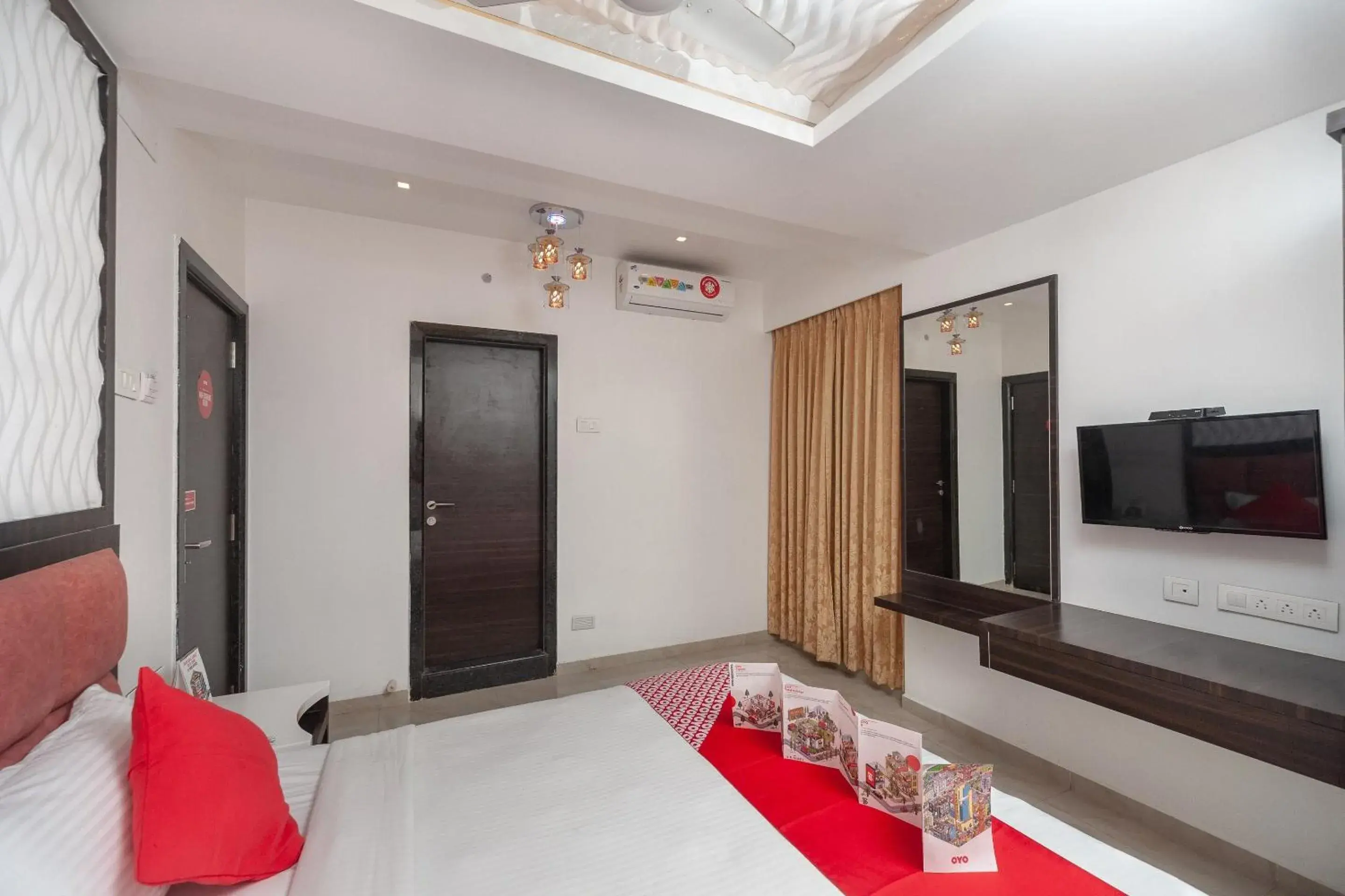 Lobby or reception, TV/Entertainment Center in  Super OYO Capital O Admire Suit Hospitality