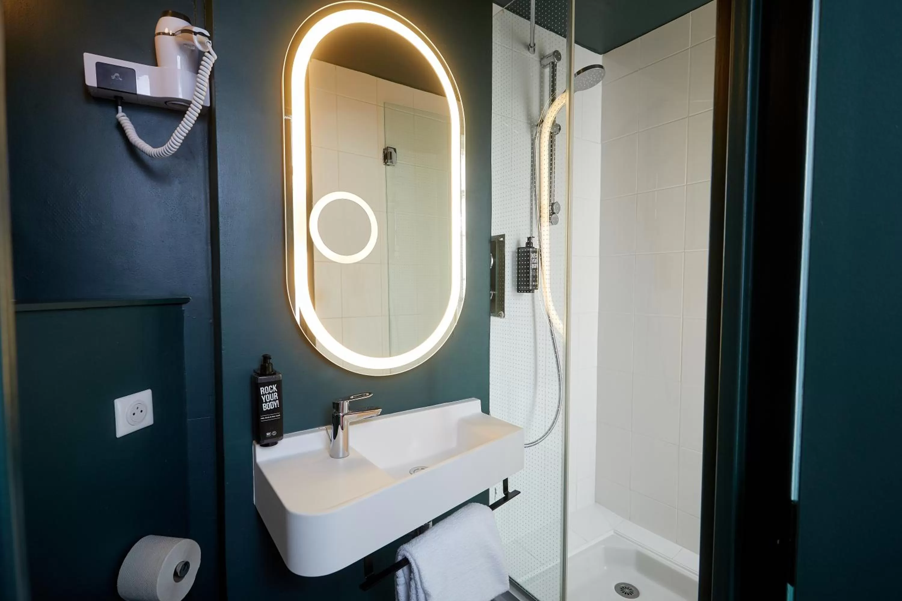 Shower in ibis Auxerre Centre