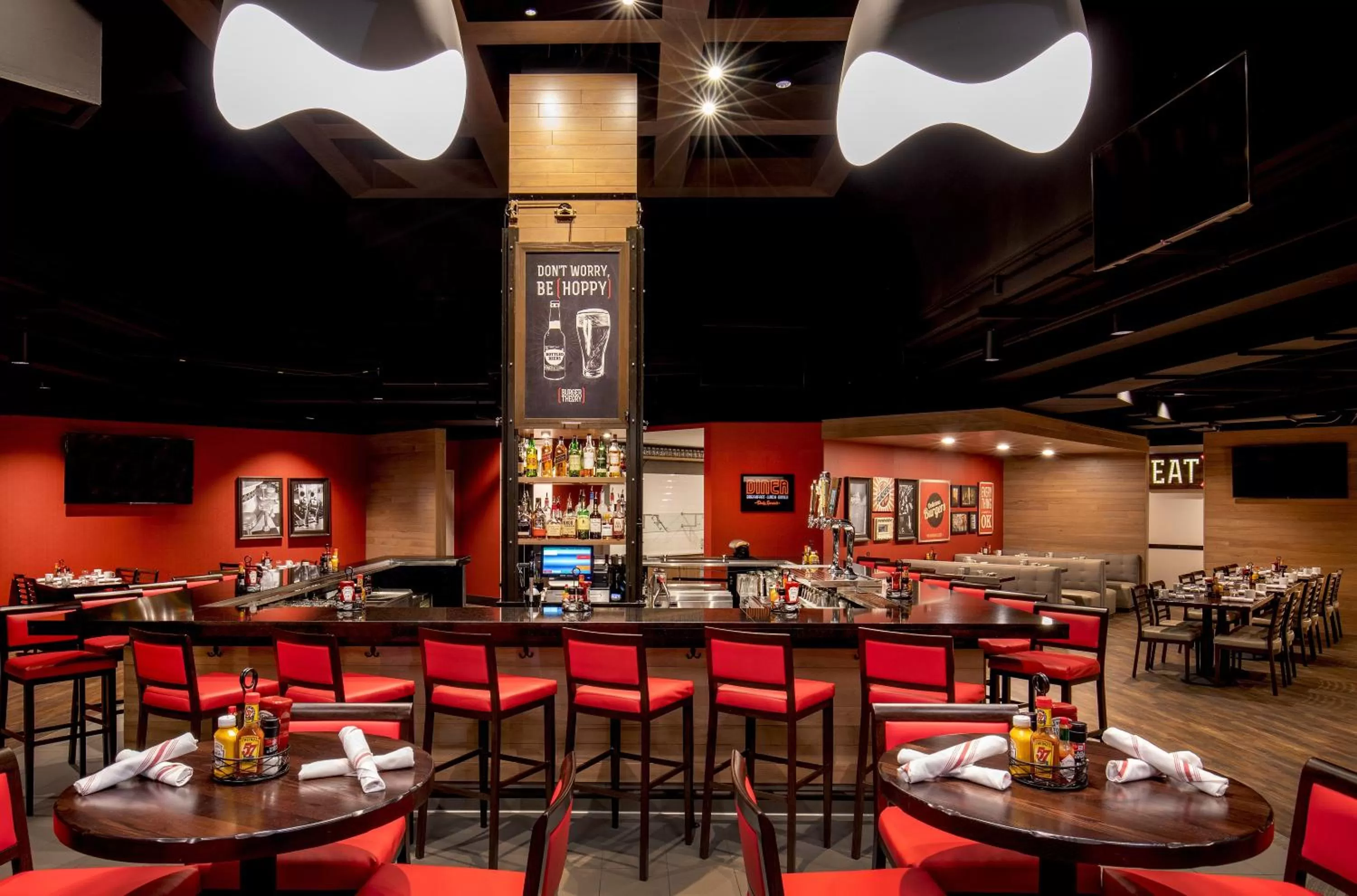 Lounge or bar in Holiday Inn Newport News - Hampton by IHG