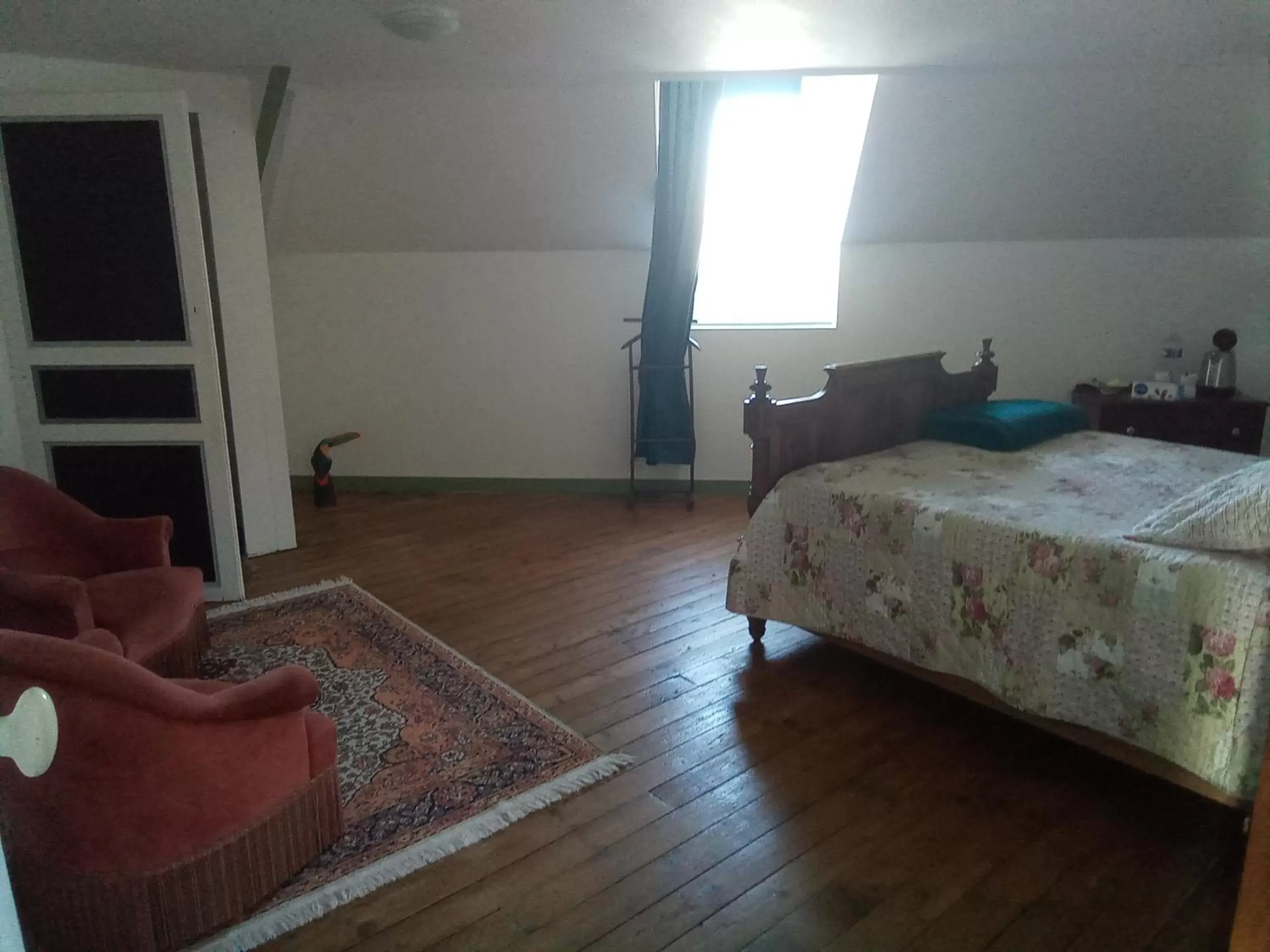 Seating area, Bed in La chambre de la boule d 'or