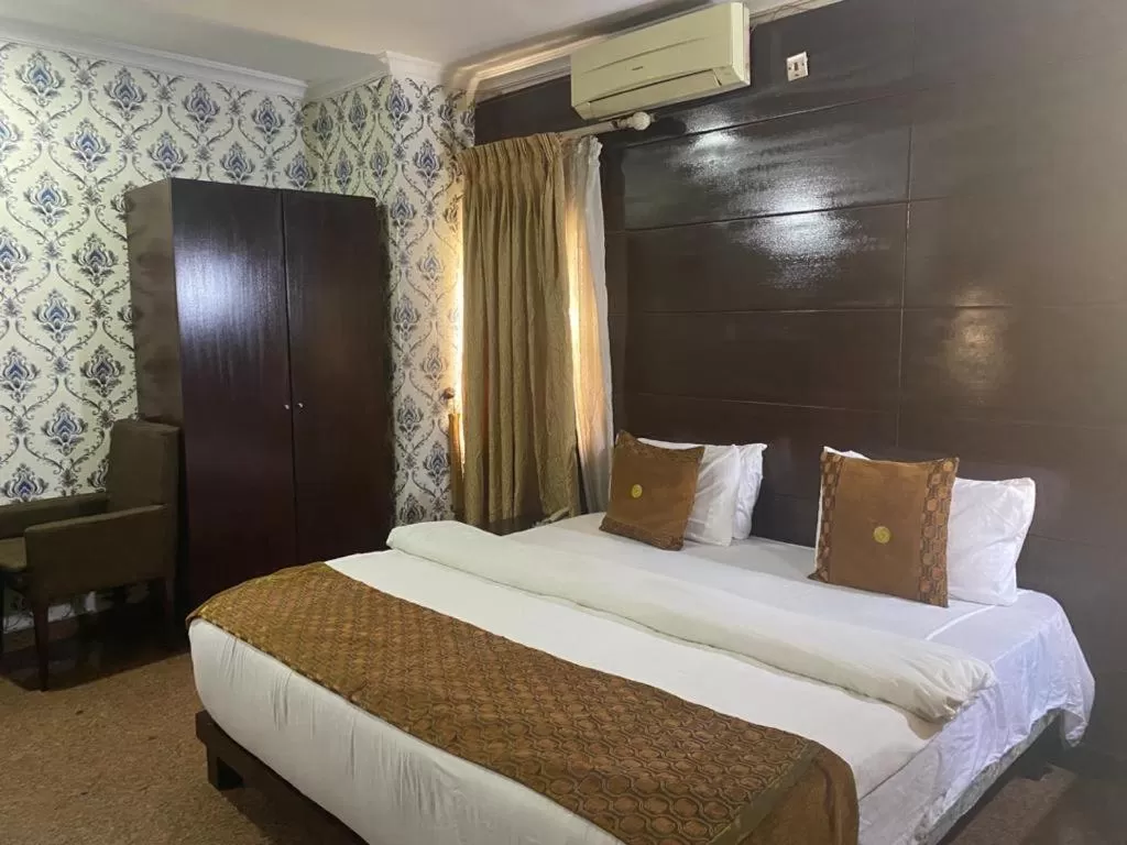 Bedroom, Bed in Galpin Suites