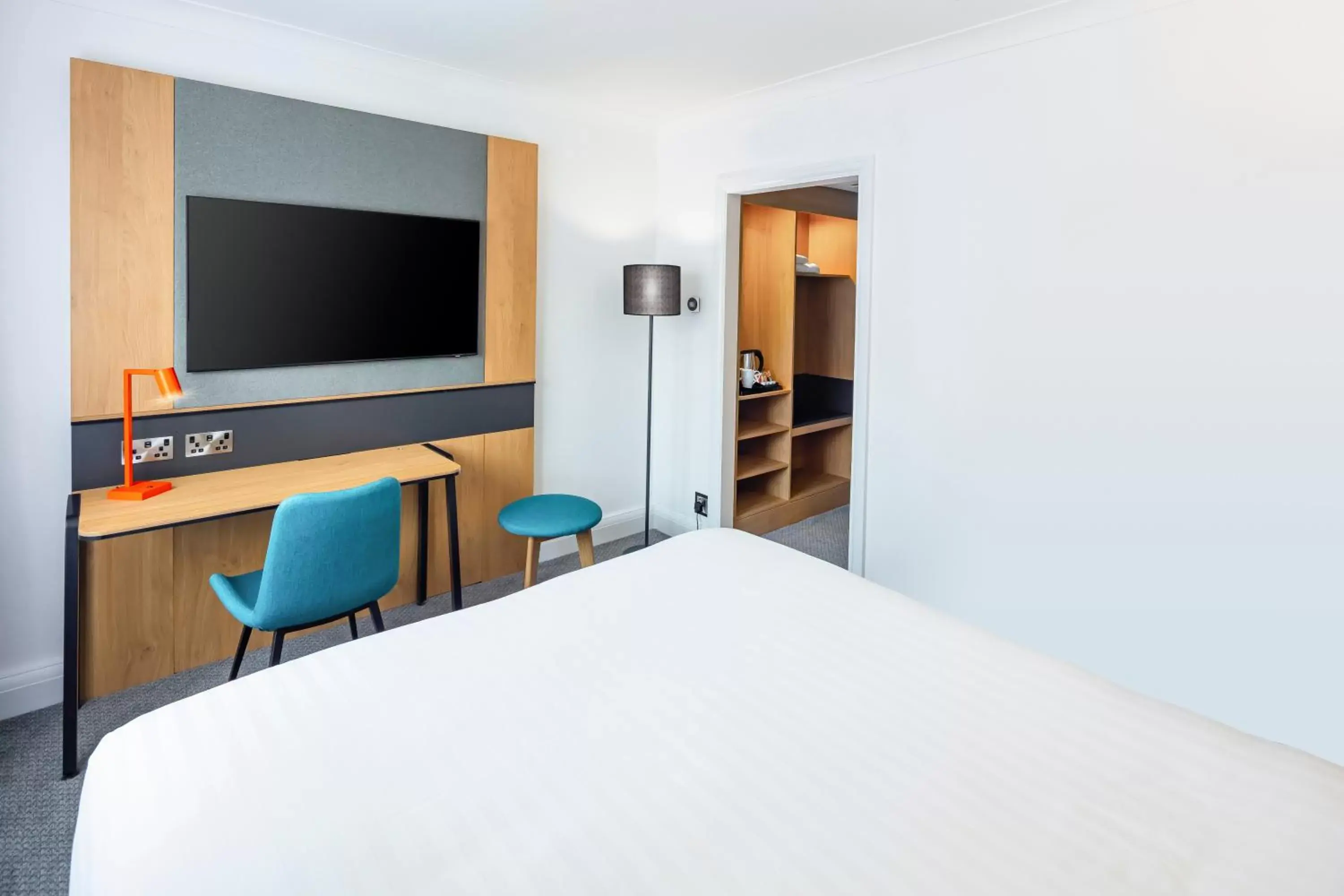 TV and multimedia, Bed in Holiday Inn Gloucester - Cheltenham, an IHG Hotel