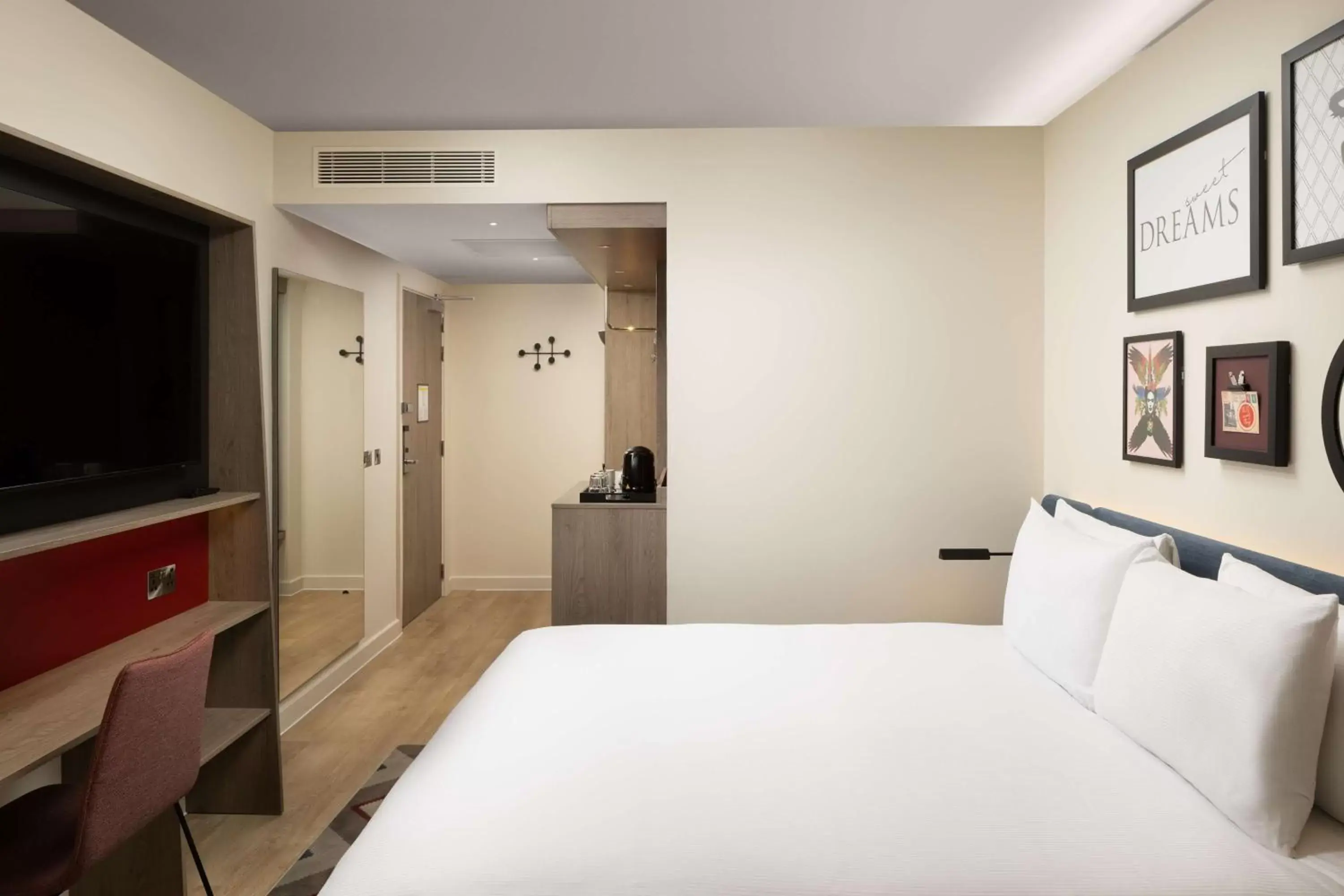 Bedroom, Bed in Hampton By Hilton London City