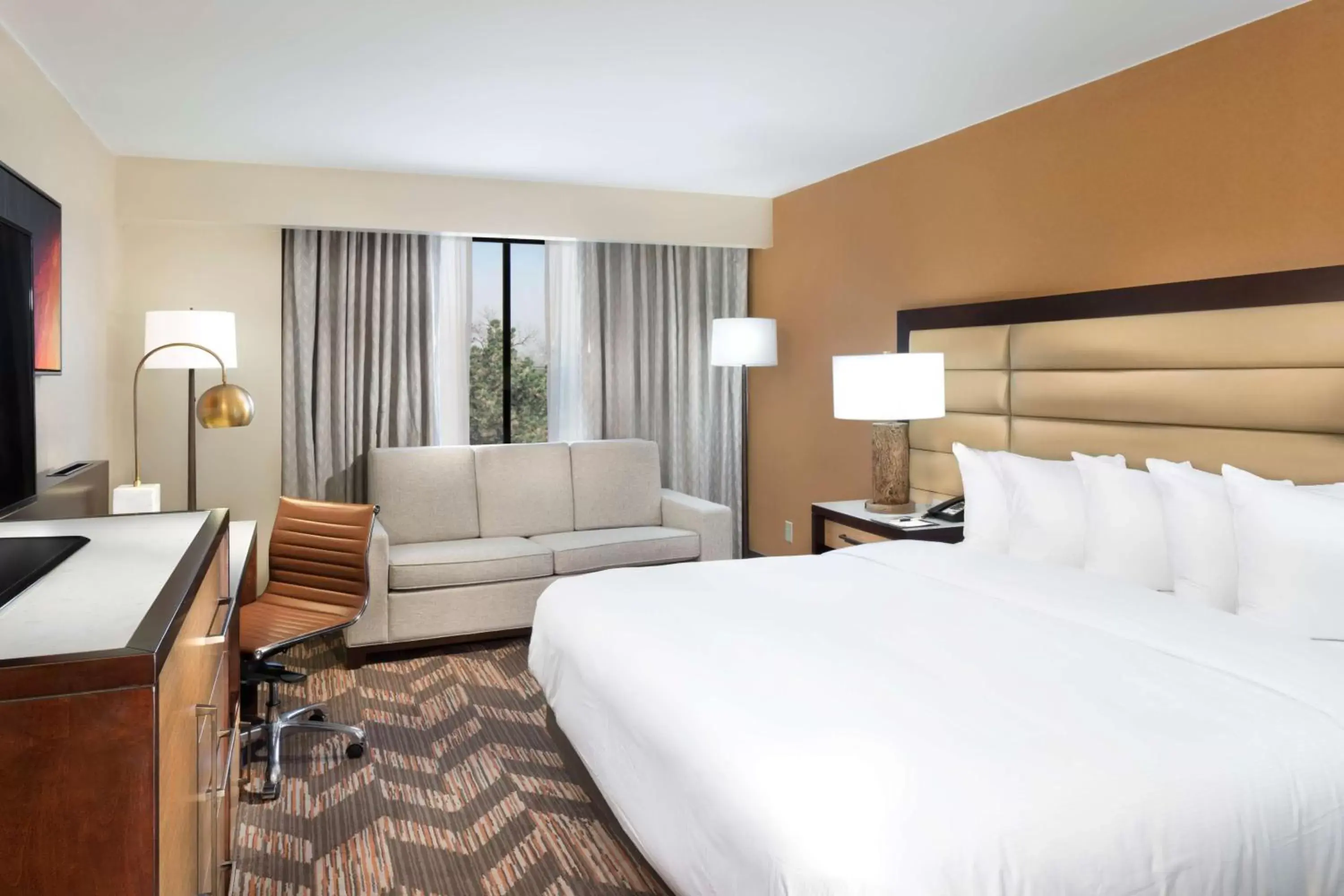 Bedroom, Bed in DoubleTree by Hilton Lawrence