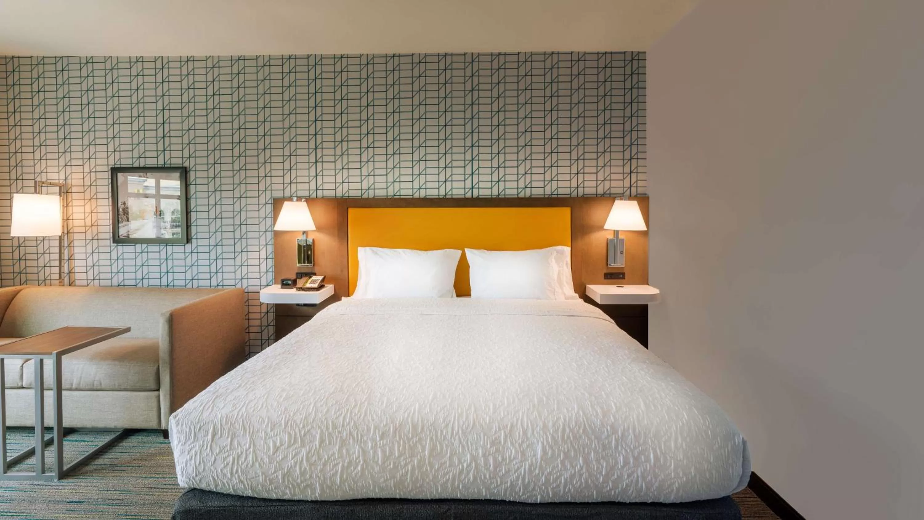 Bed in Hampton Inn Riverside Downtown