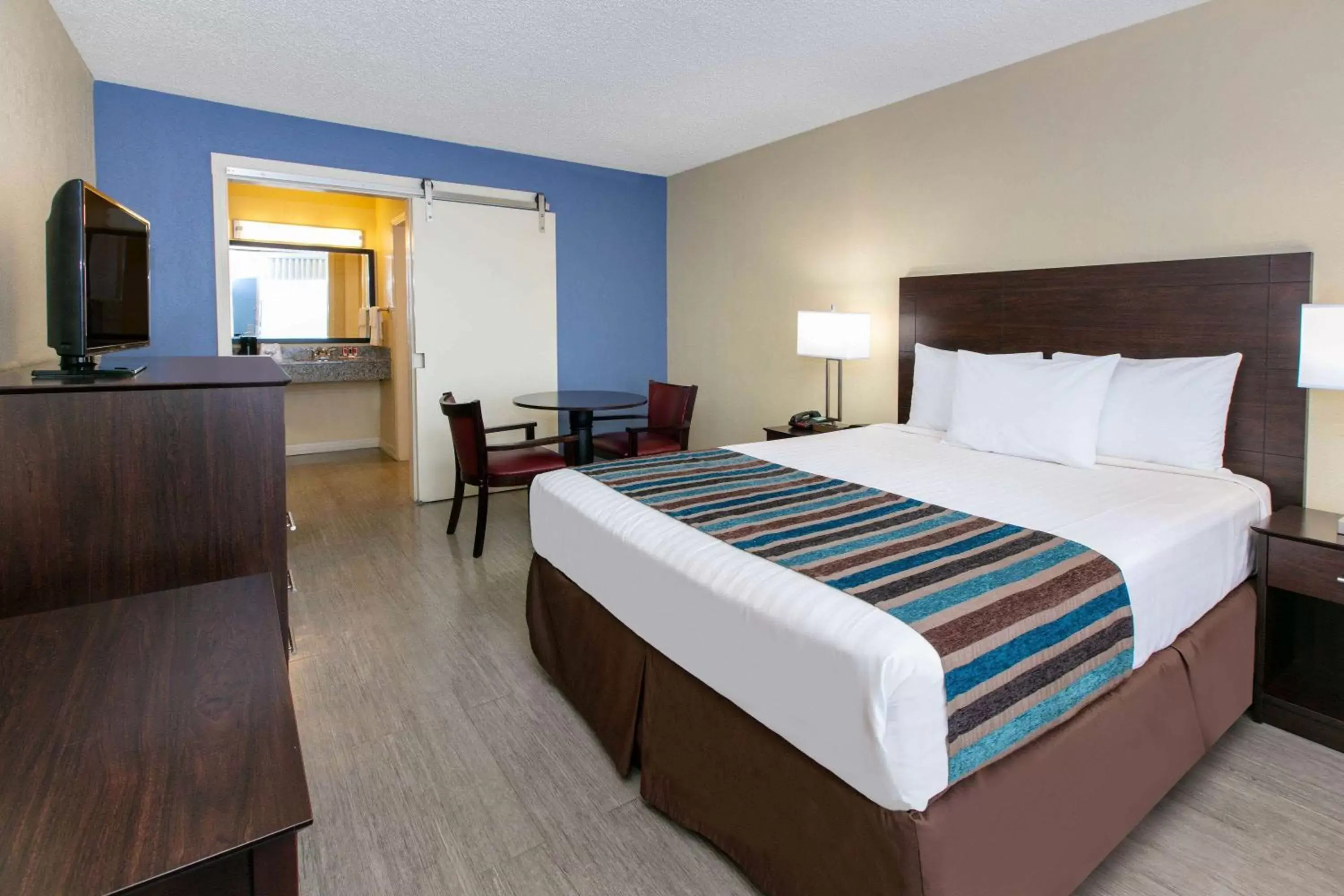 Photo of the whole room, Bed in Days Inn by Wyndham Natchez