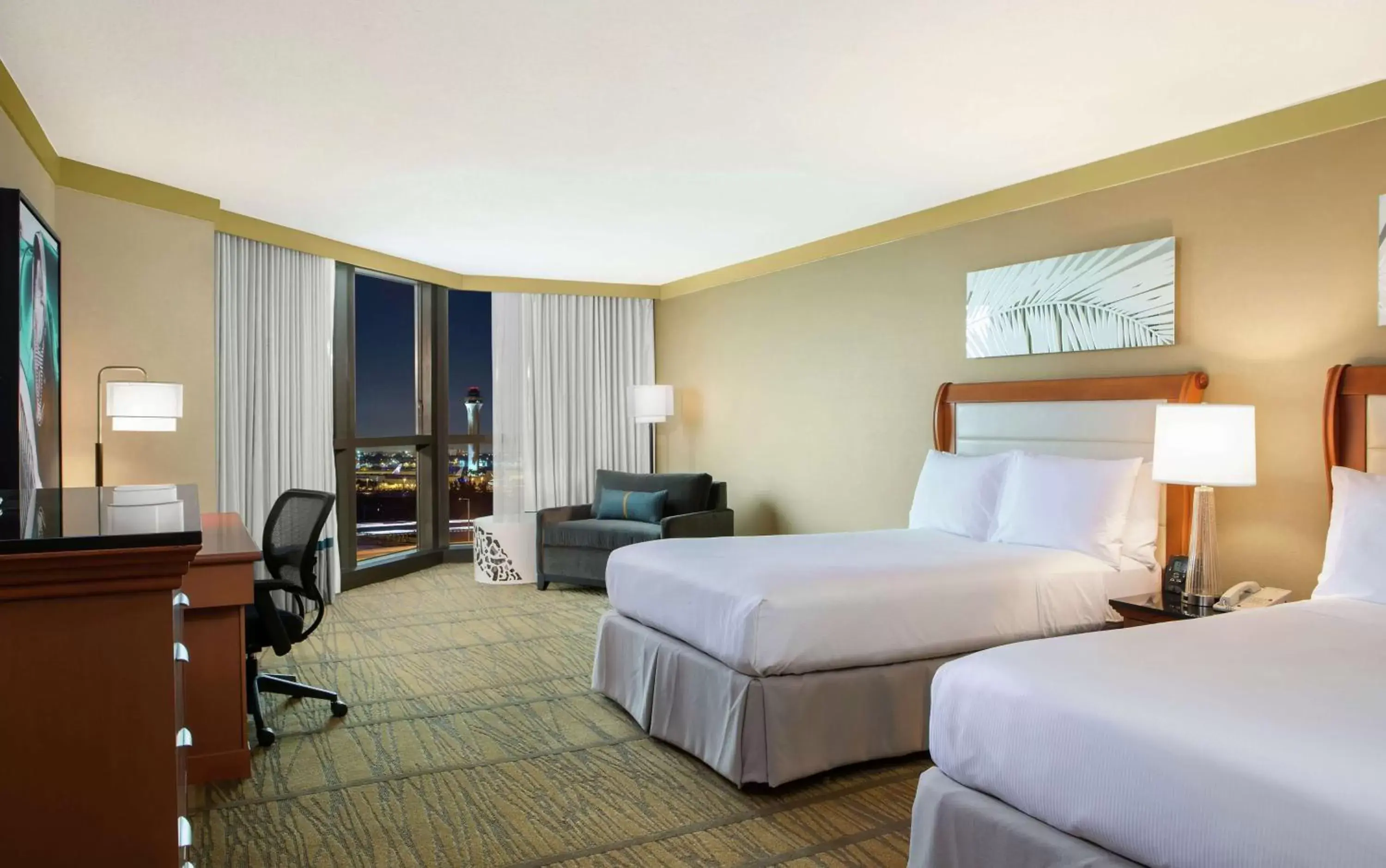 Bedroom in DoubleTree by Hilton Hotel Miami Airport & Convention Center
