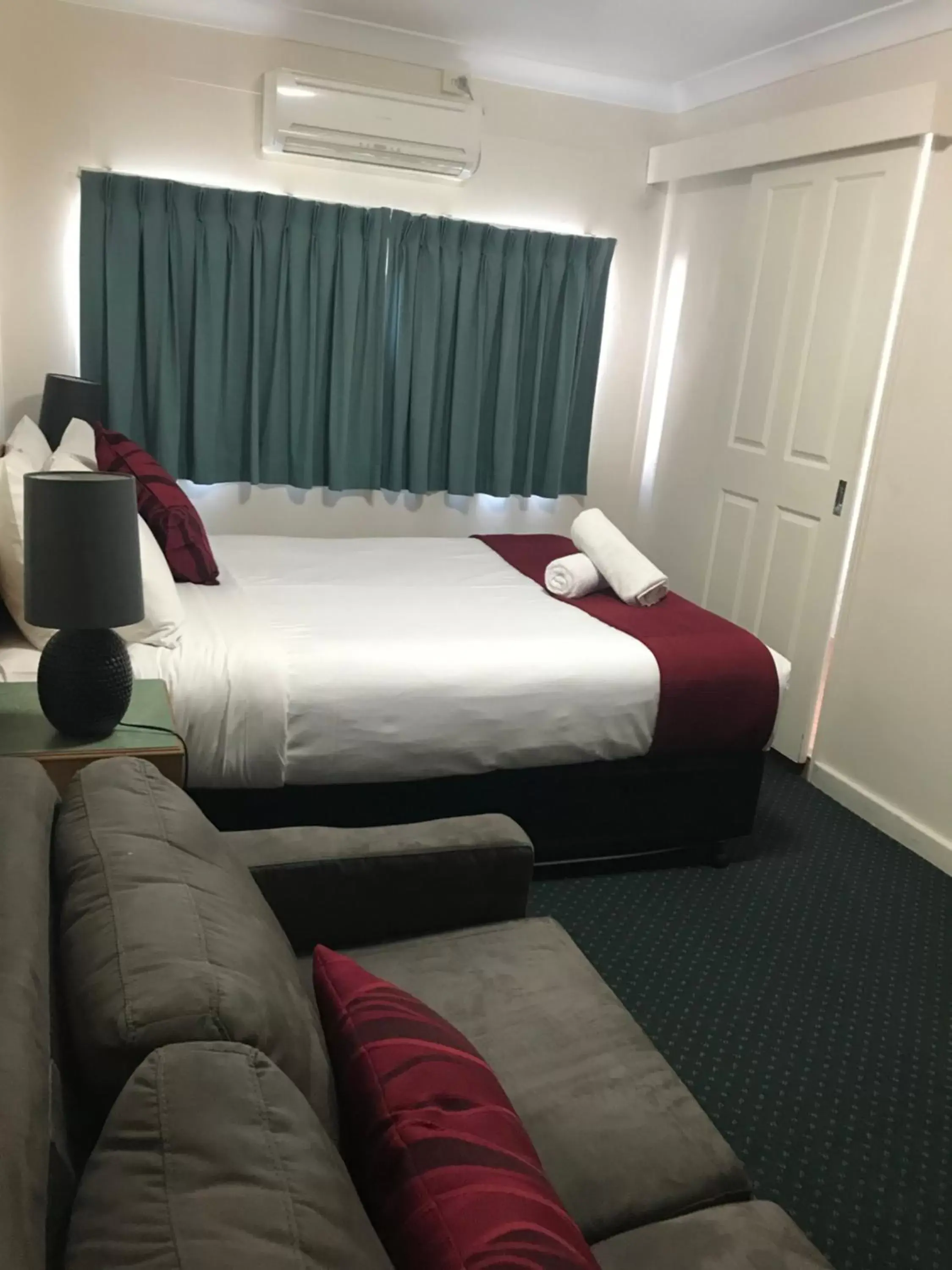 Photo of the whole room, Bed in O'Shea's Royal Hotel