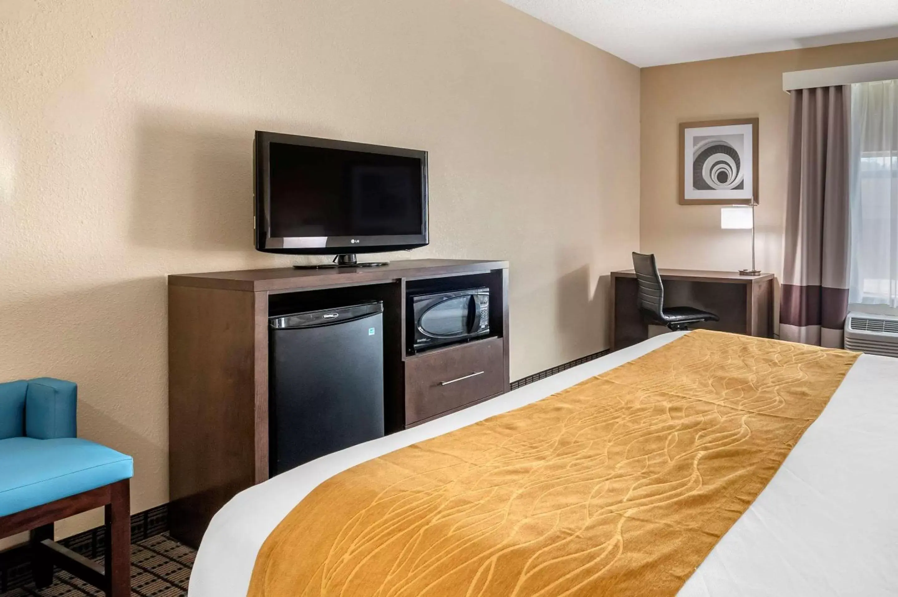 Photo of the whole room, TV/Entertainment Center in Comfort Inn & Suites