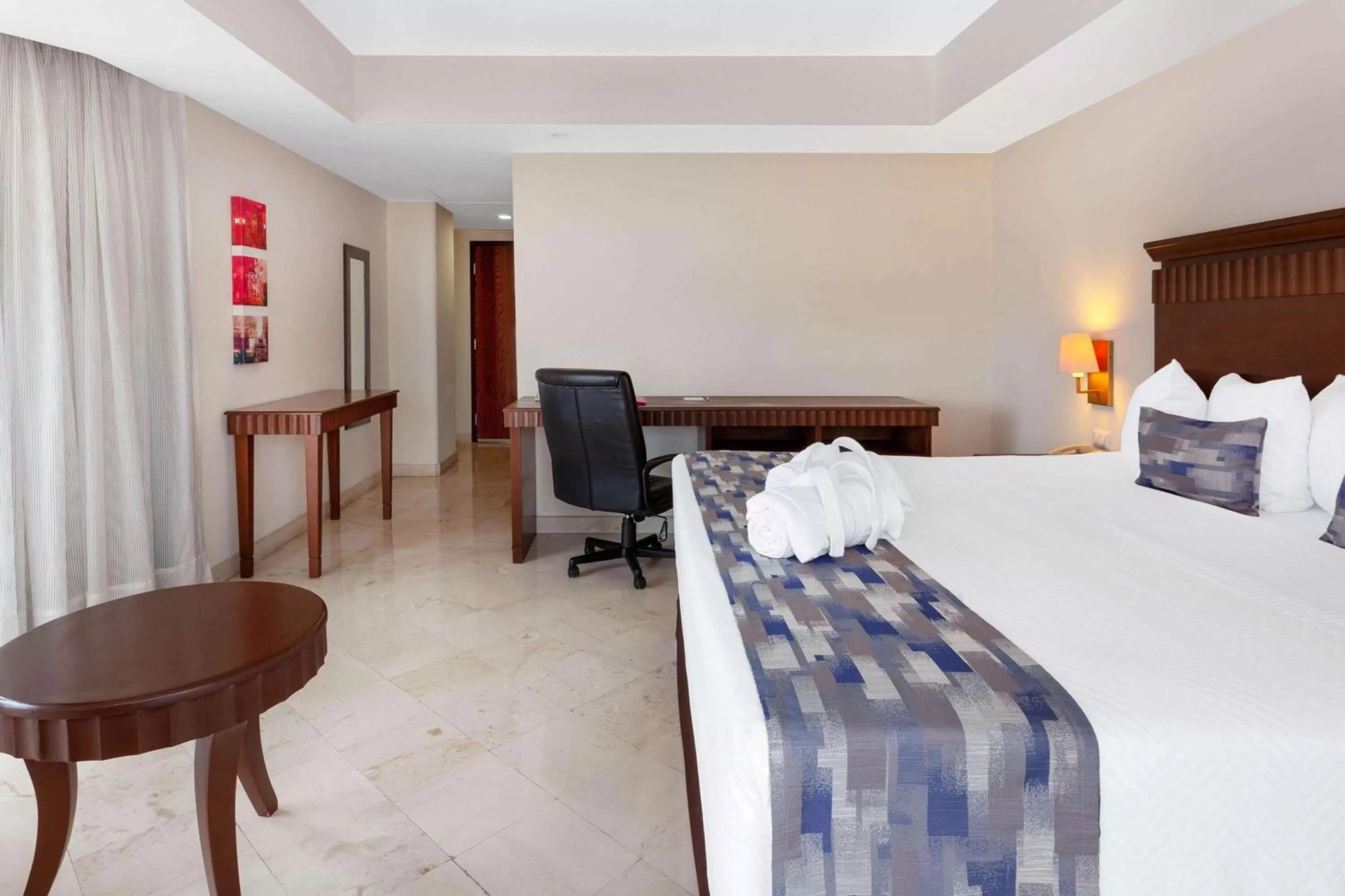 Photo of the whole room, Bed in Ramada Plaza by Wyndham Veracruz Boca del Rio