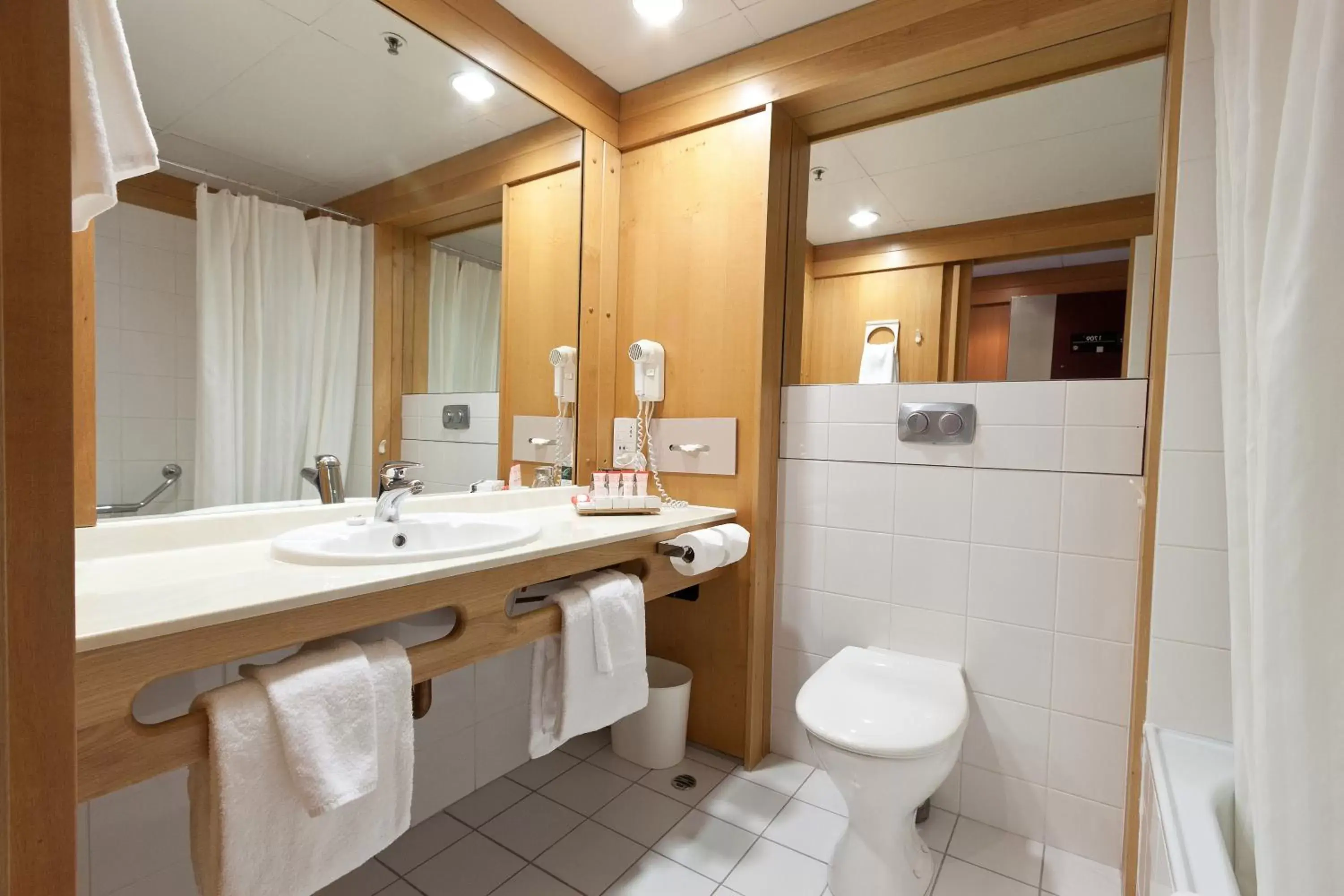 Toilet, Bathroom in James Cook Hotel Grand Chancellor