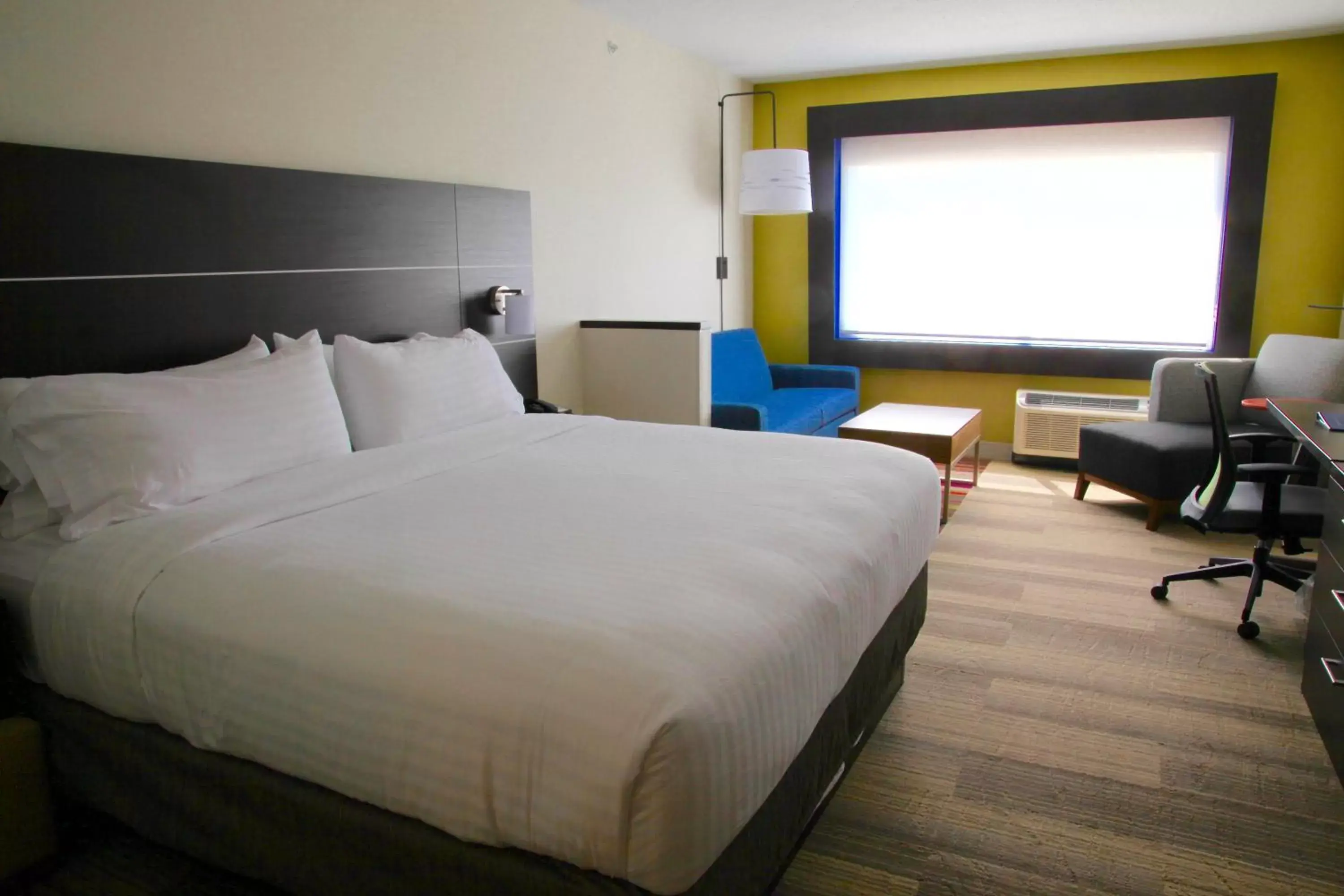 Photo of the whole room, Bed in Holiday Inn Express & Suites Oswego, an IHG Hotel