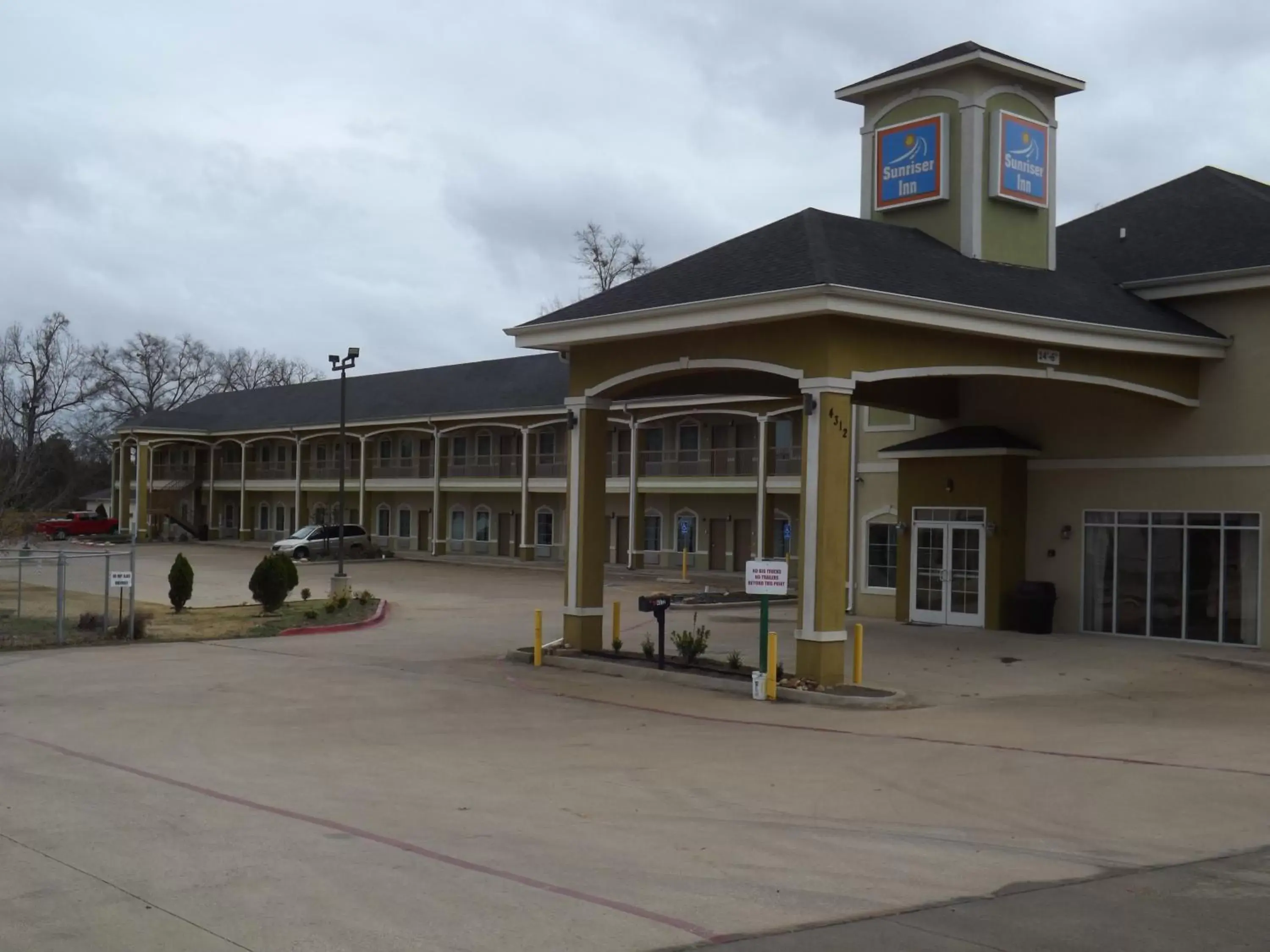 Property building in SSunriser Inn Property building in SSunriser Inn