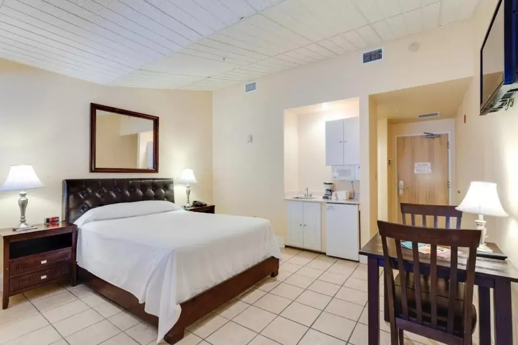 Photo of the whole room, Bed in Naples Park Central Hotel