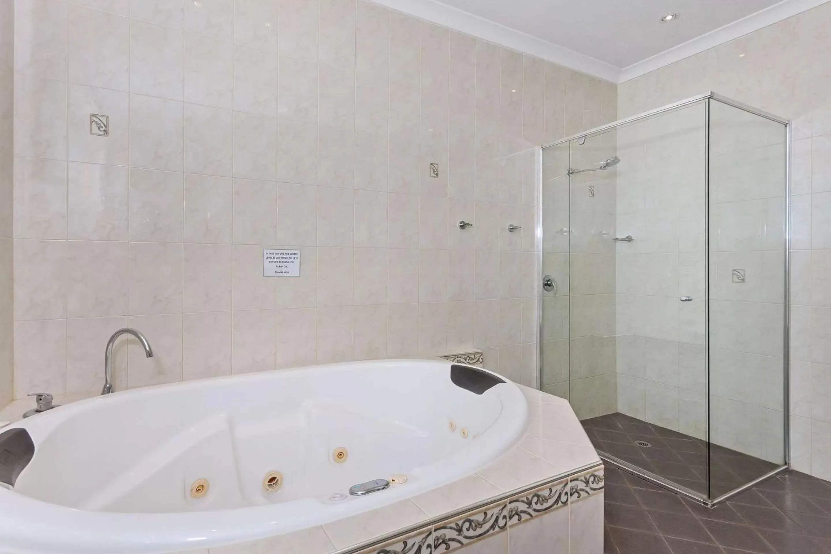 Photo of the whole room, Bathroom in Quality Hotel Bayswater