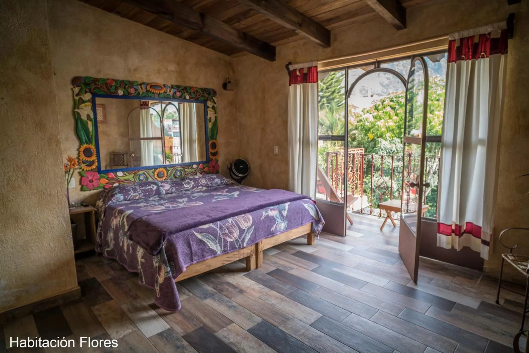 Photo of the whole room, Bed in Flor de Cera