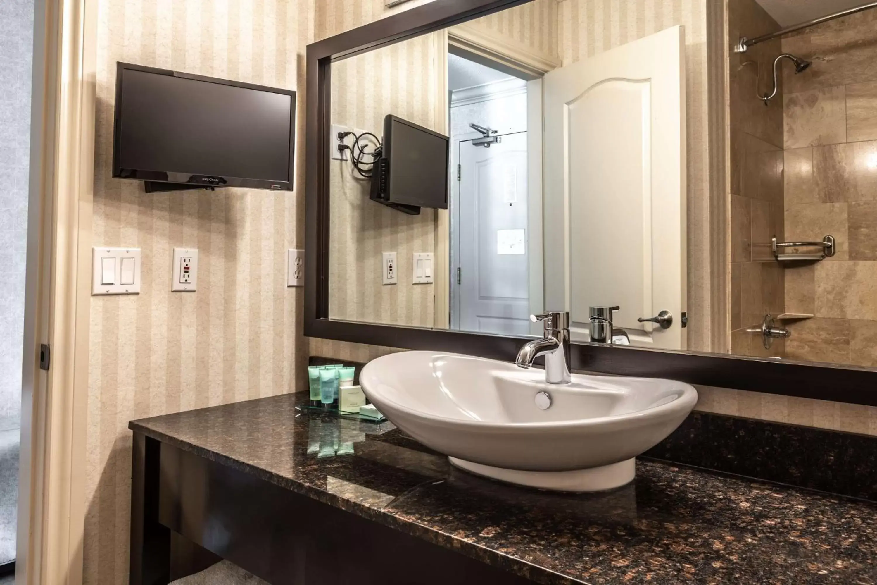 Photo of the whole room, Bathroom in Prestige Lakeside Resort, WorldHotels Elite