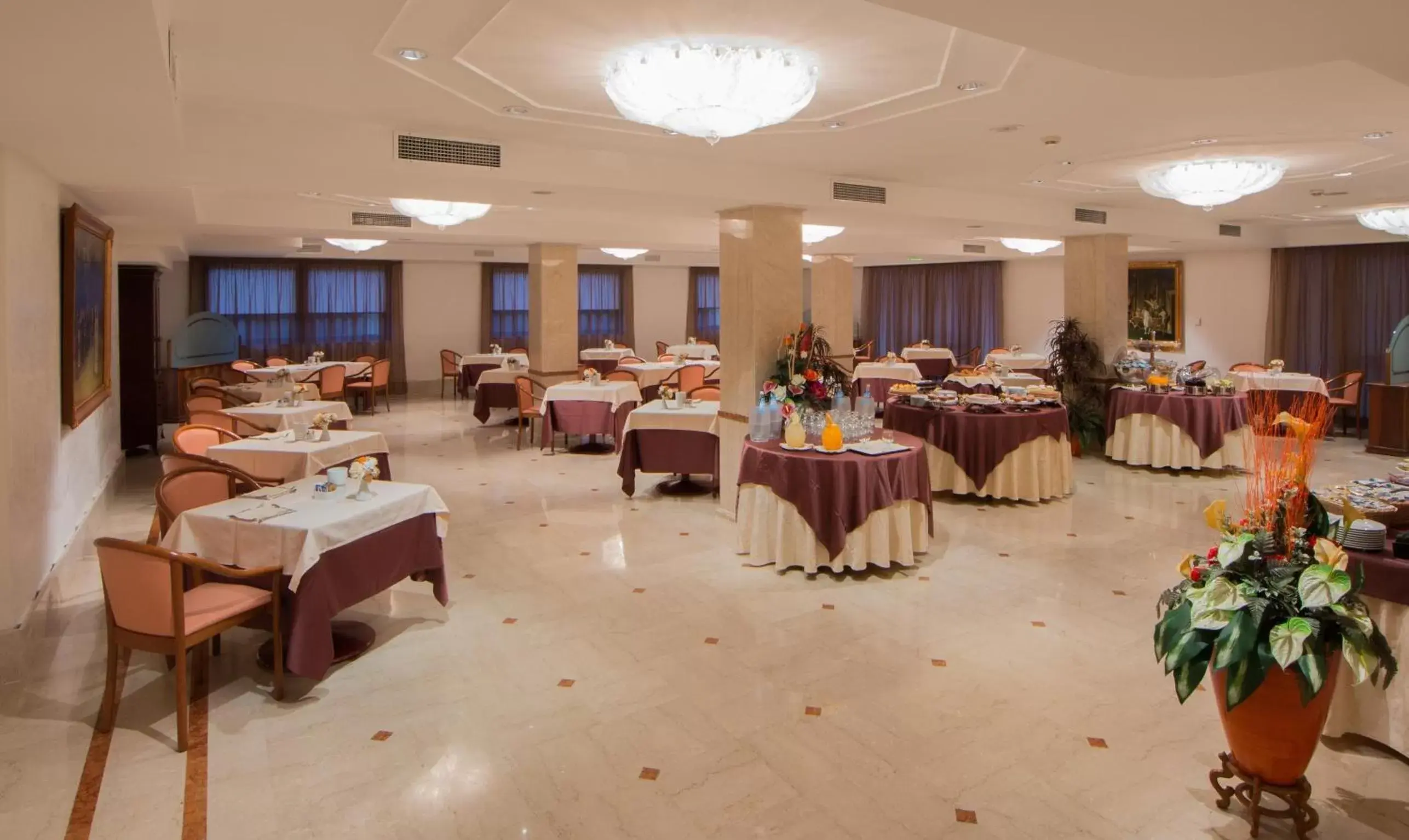 Restaurant/Places to Eat in Best Western Hotel Globus City